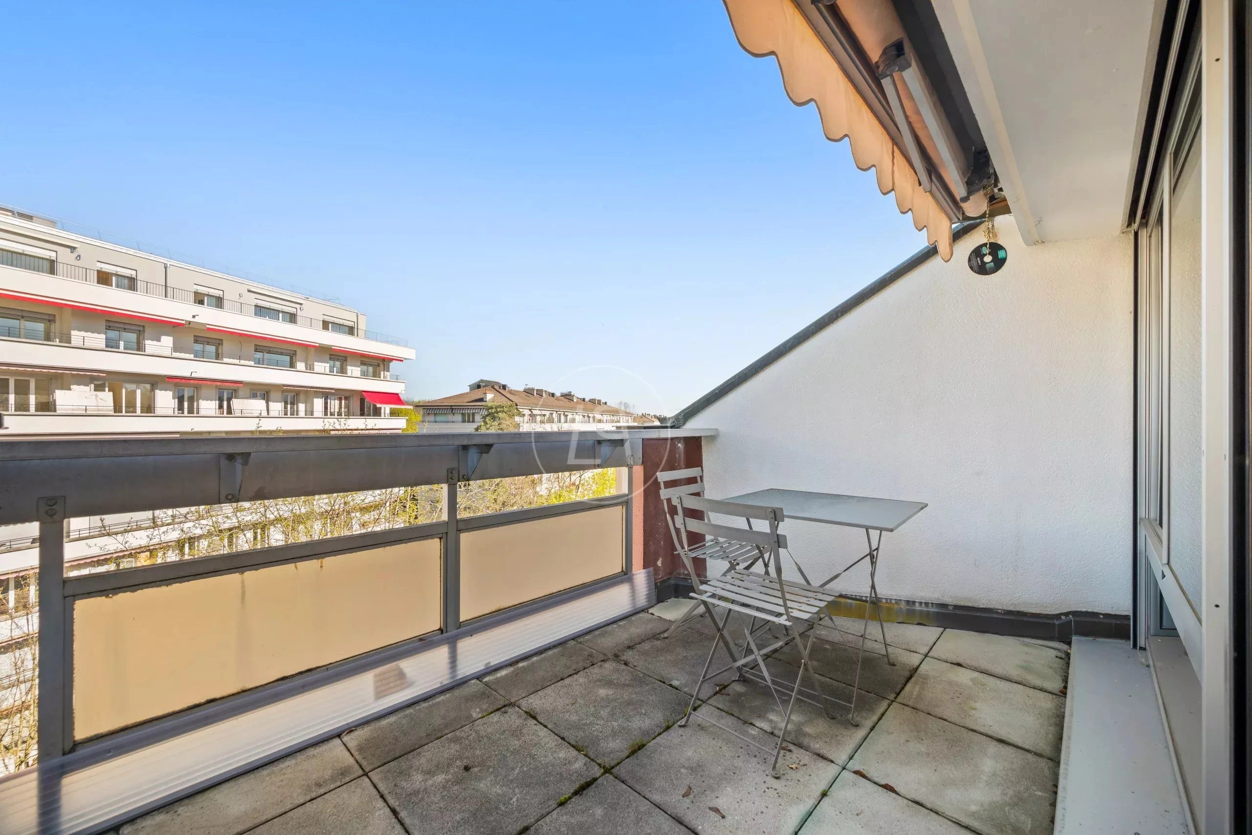 Balkon mit Blick auf Nachbargebäude