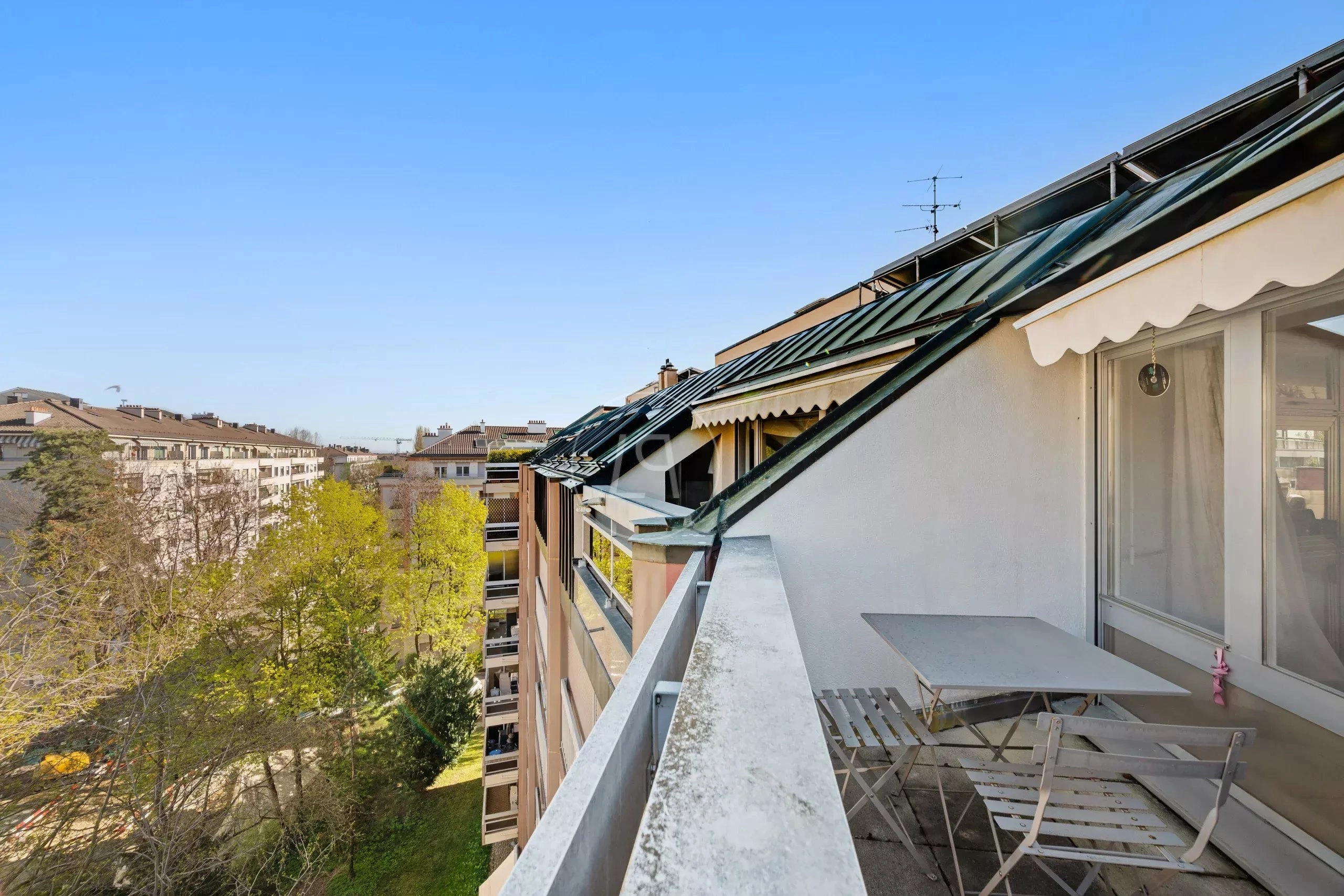 Balkon mit Ausblick über Wohnanlage