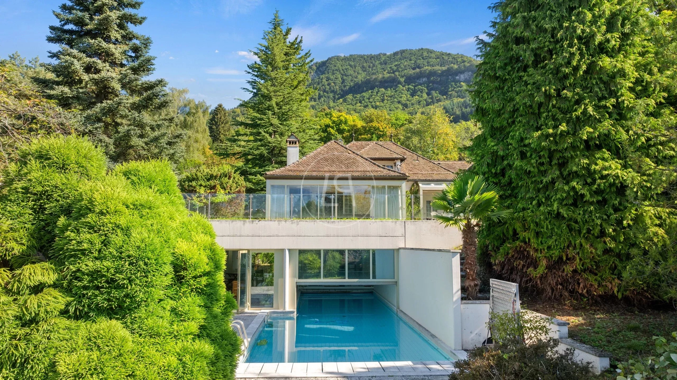 Villa mit Pool und Bergblick