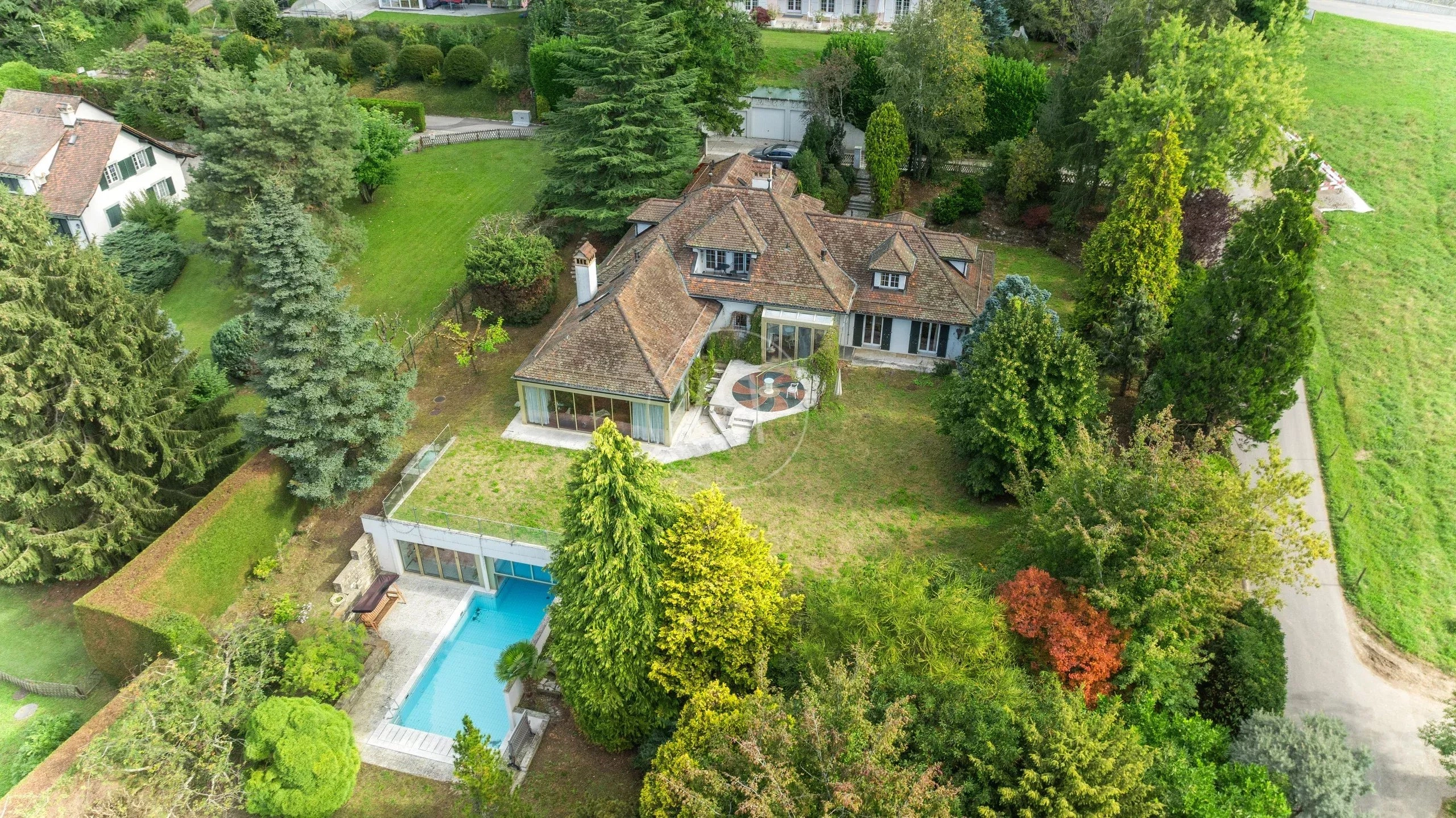 Luftaufnahme eines großzügigen Anwesens mit Garten und Pool