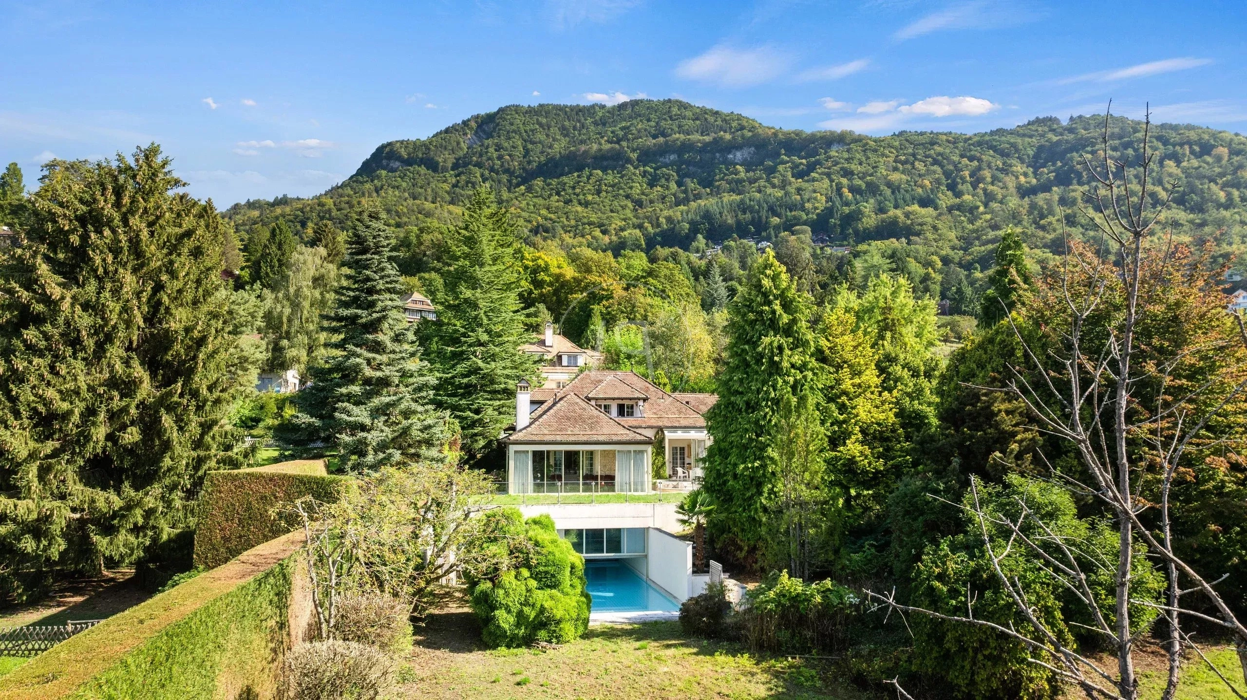 Luxuriöse Villa mit Pool und Bergblick