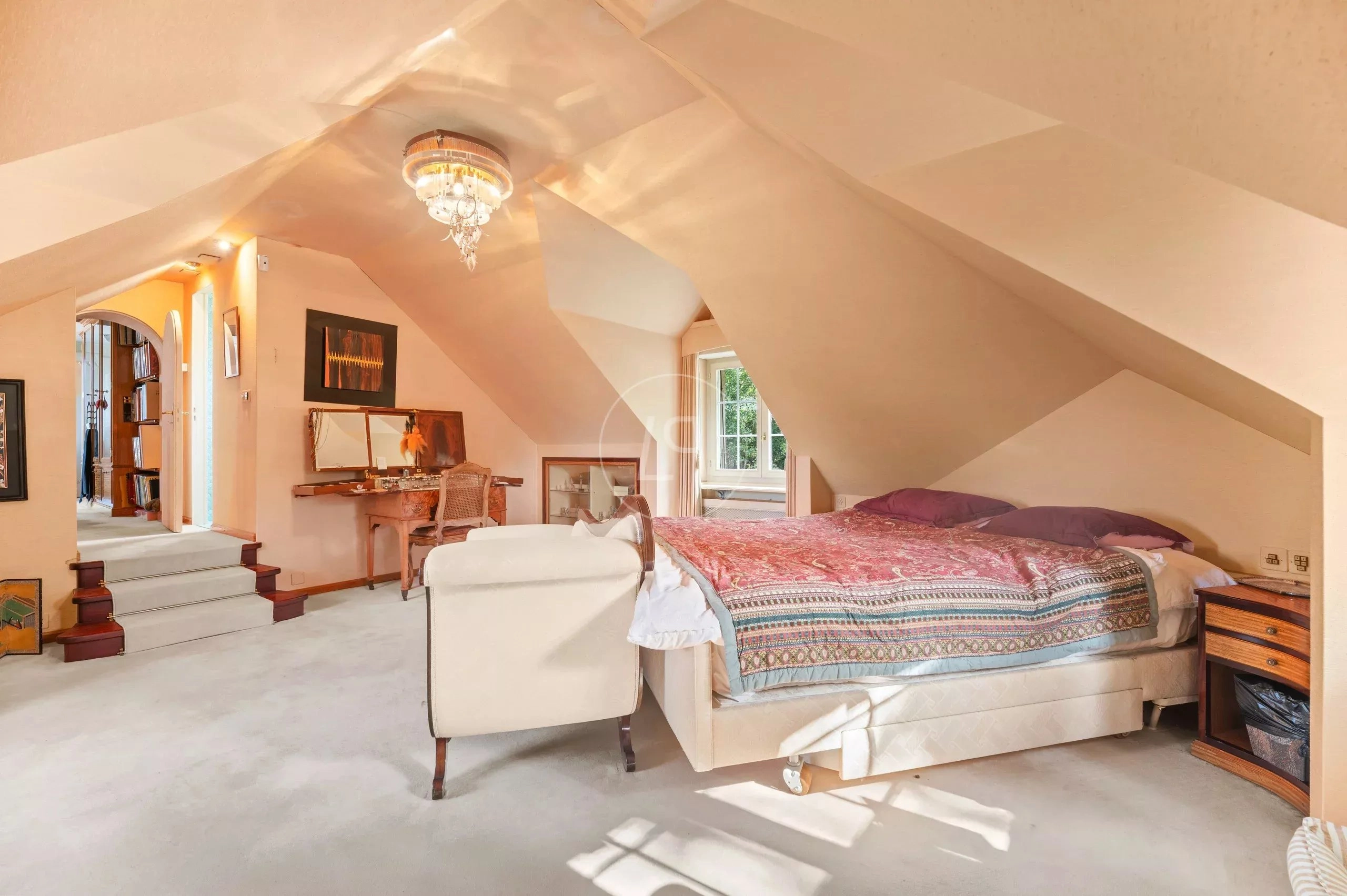 Dachgeschoss-Schlafzimmer mit Schrägen