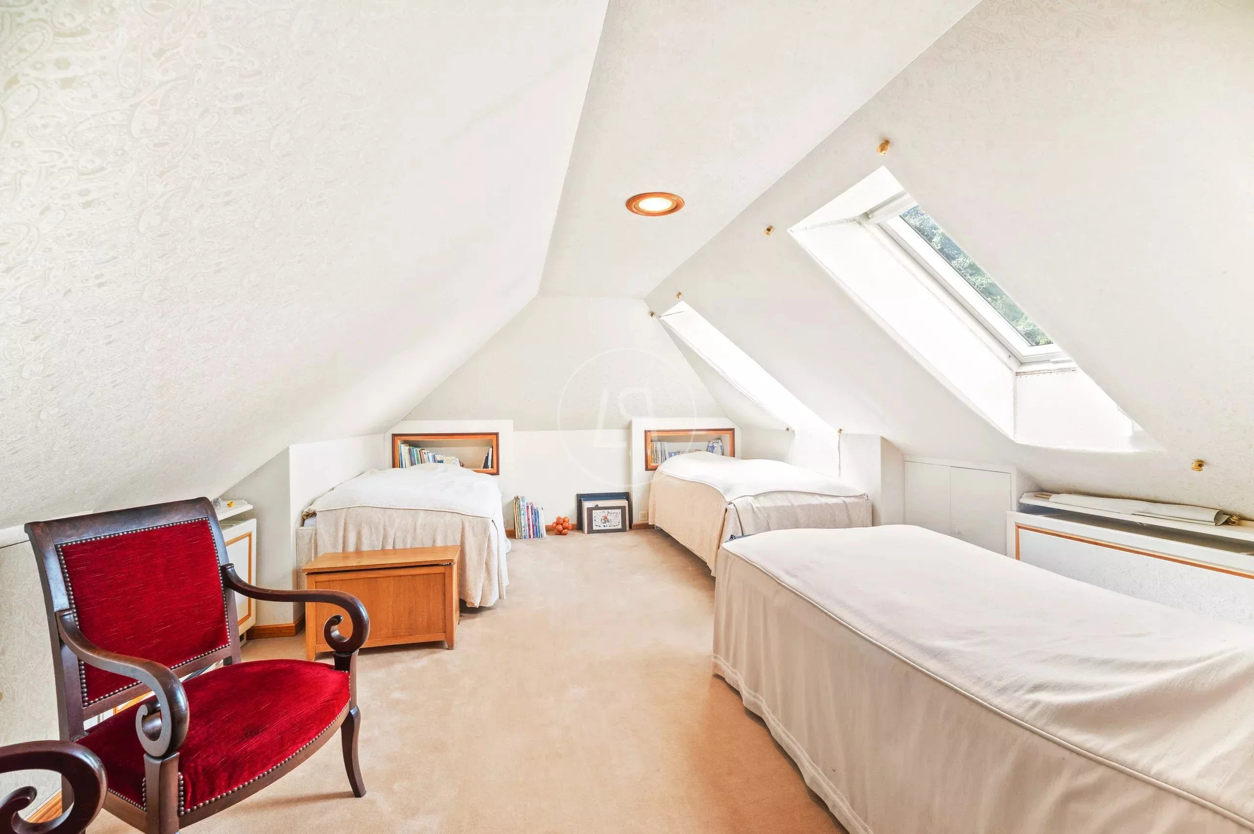 Helles Dachgeschoss-Schlafzimmer