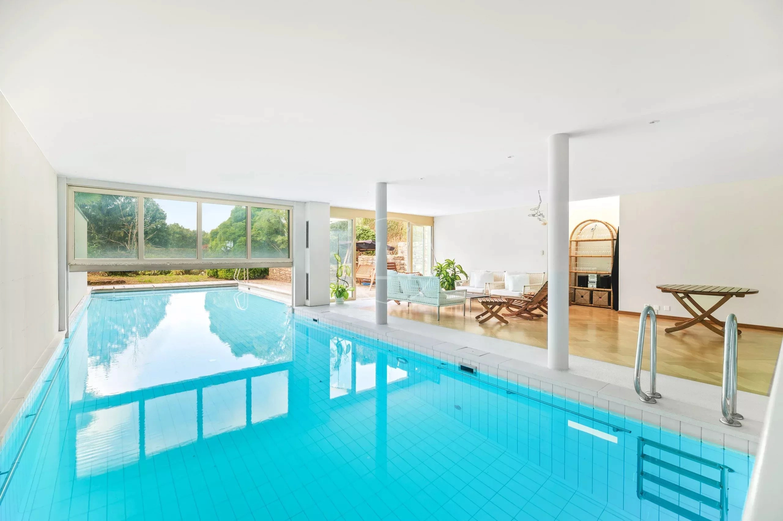 Innenpool mit Wohnbereich