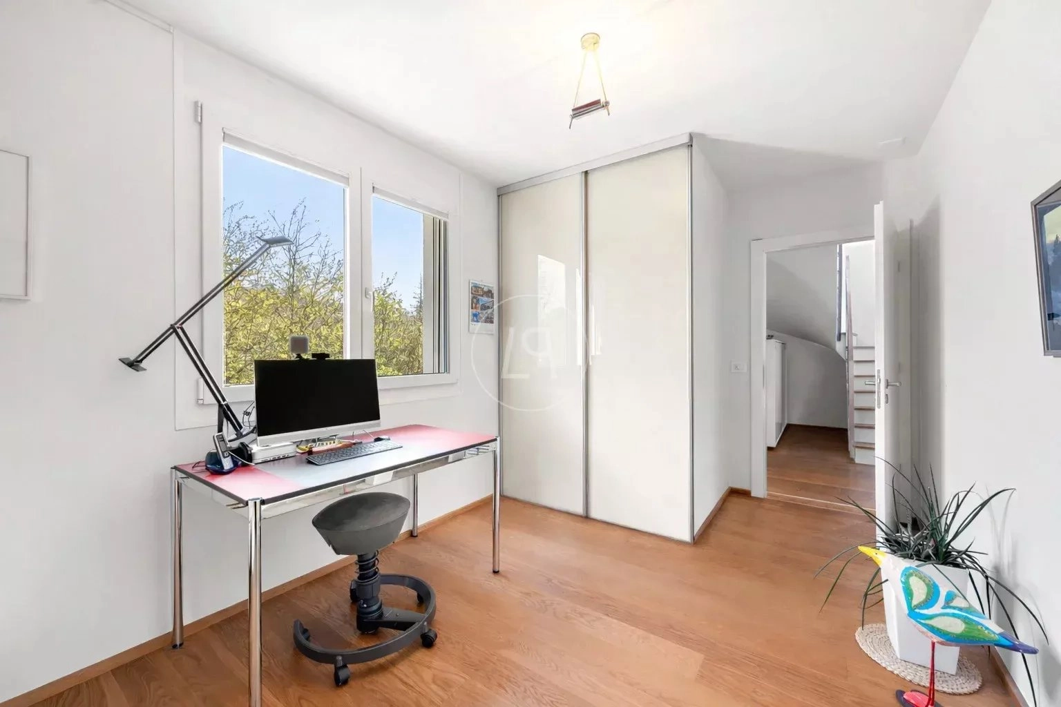 Helles Arbeitszimmer im Dachgeschoss