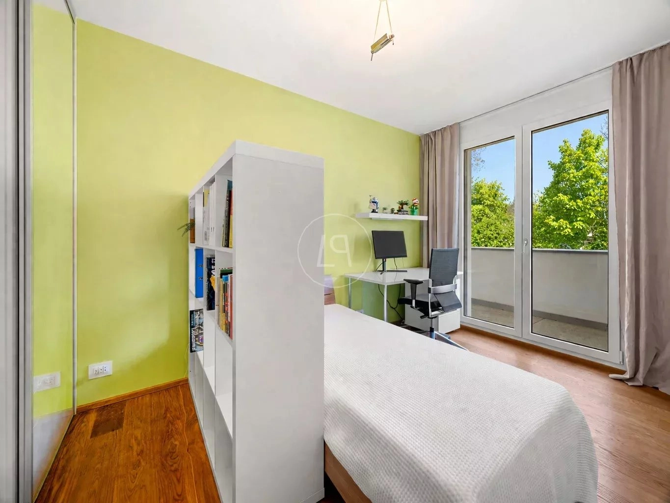 Helles Schlafzimmer mit Balkonblick