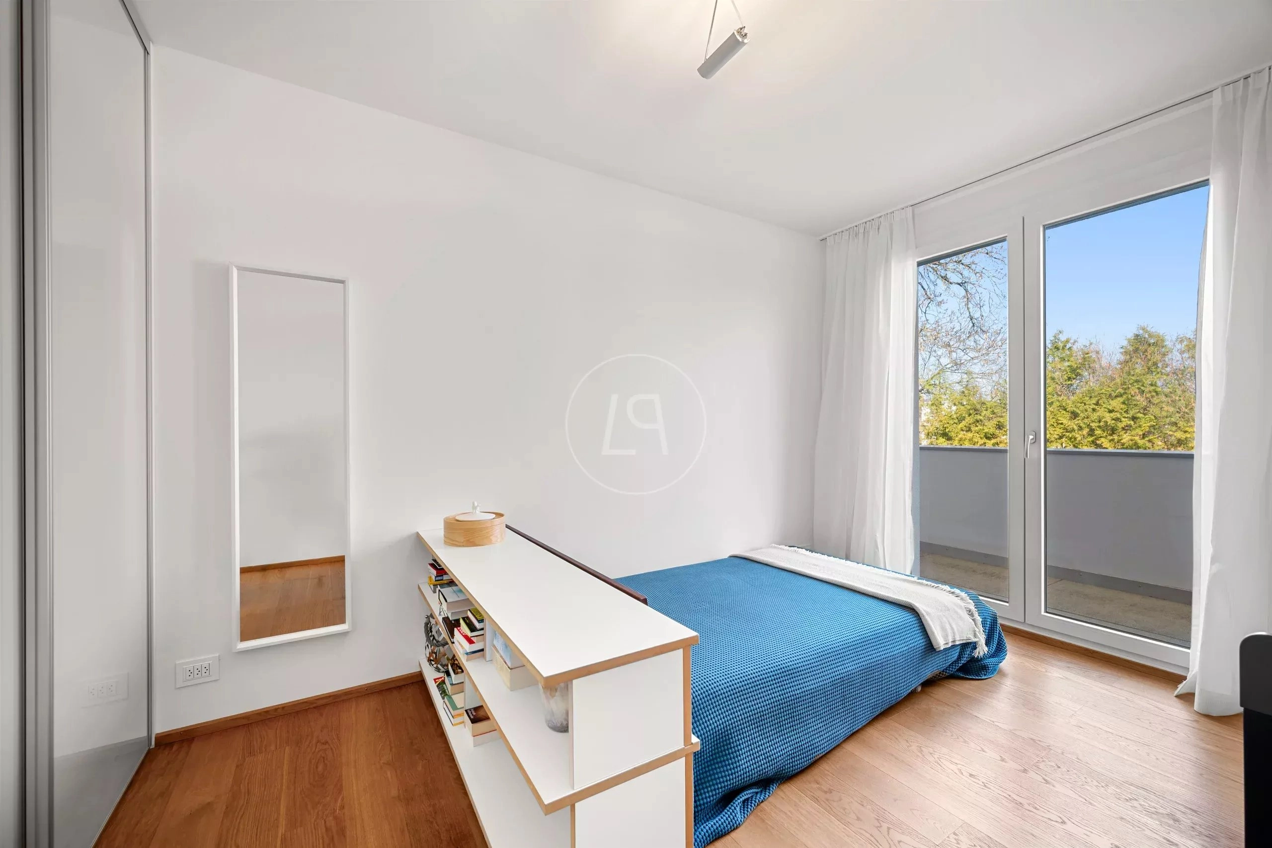 Helles Schlafzimmer mit Balkonblick