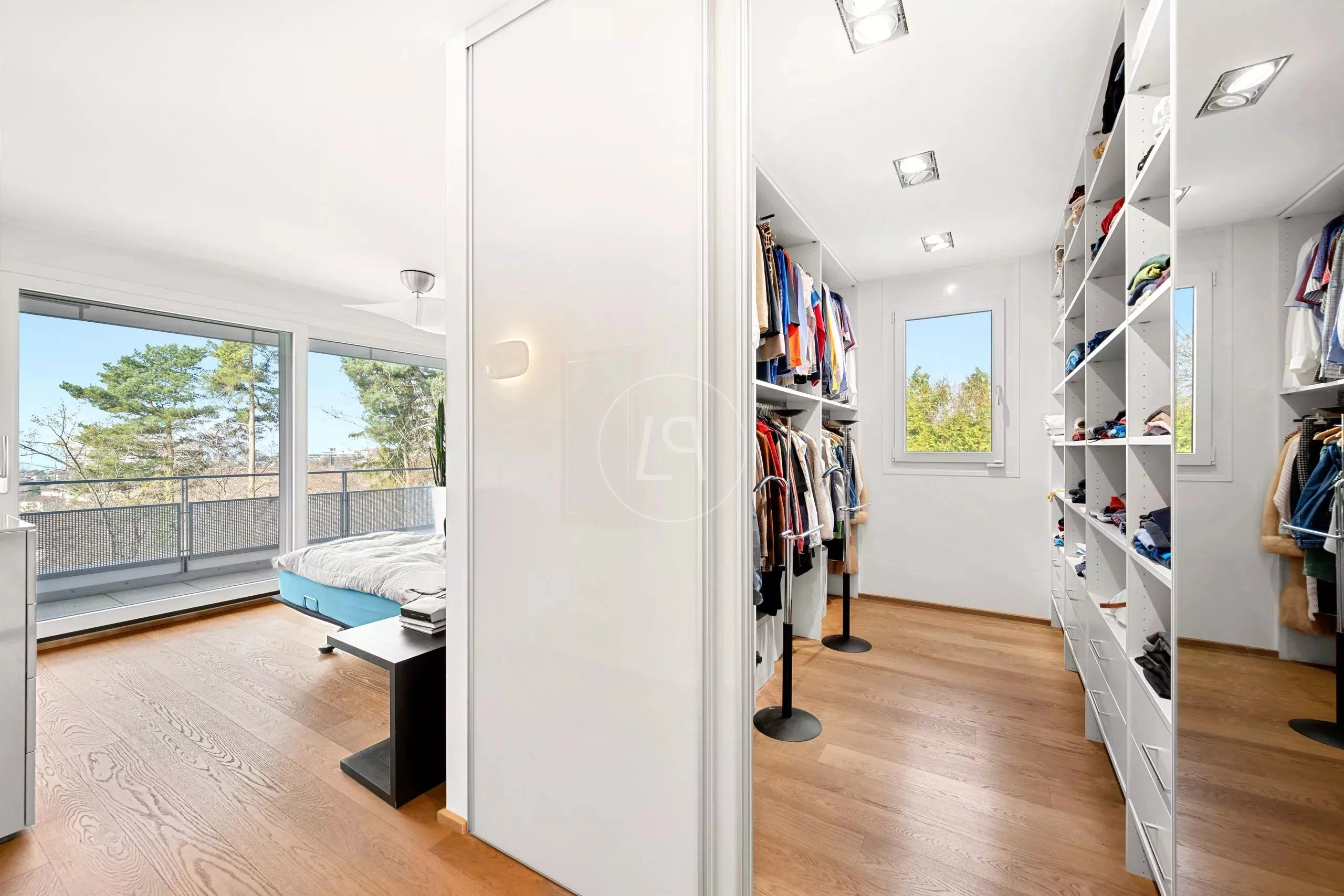 Begehbarer Kleiderschrank mit Schlafbereich
