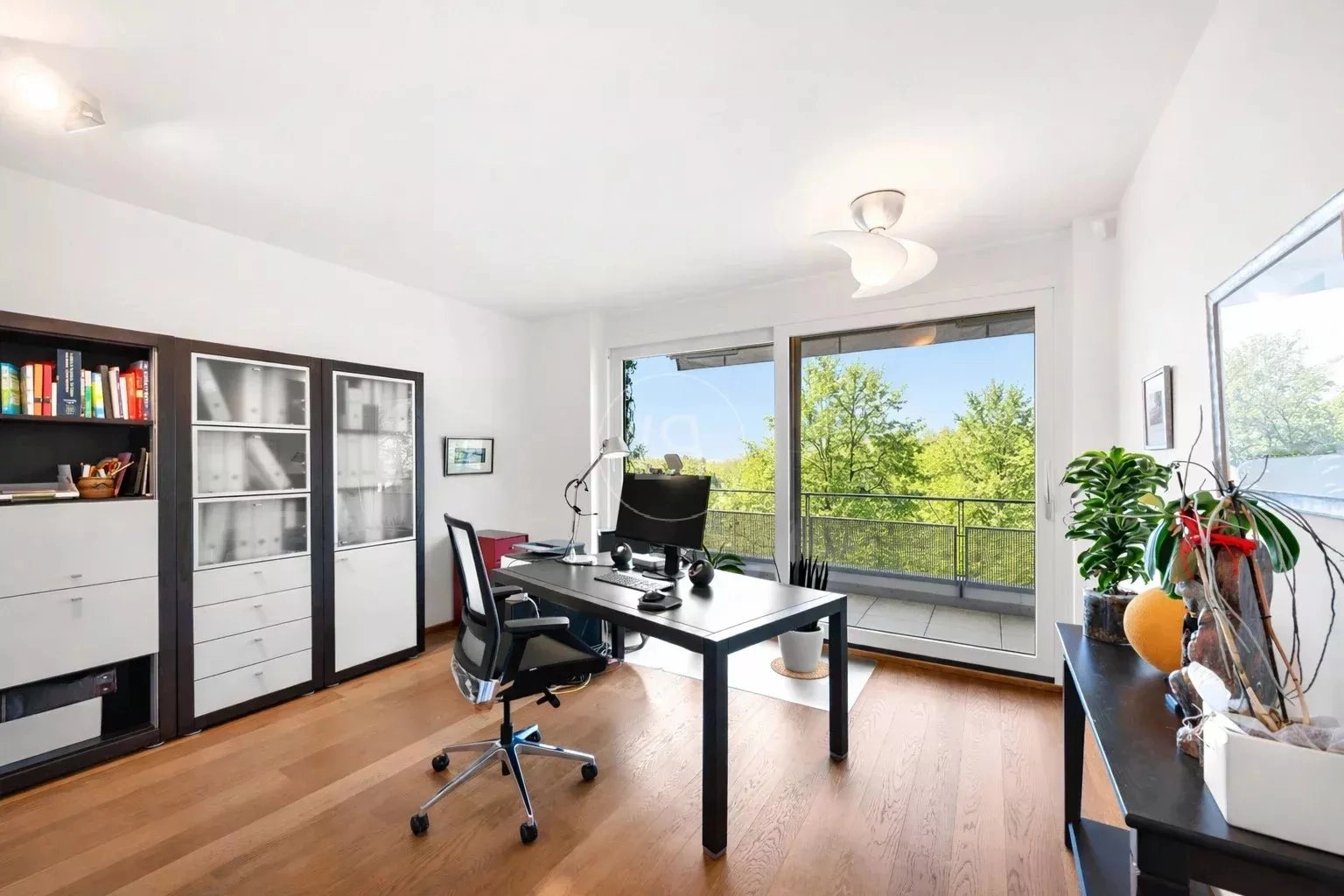 Helles Arbeitszimmer mit Balkonblick