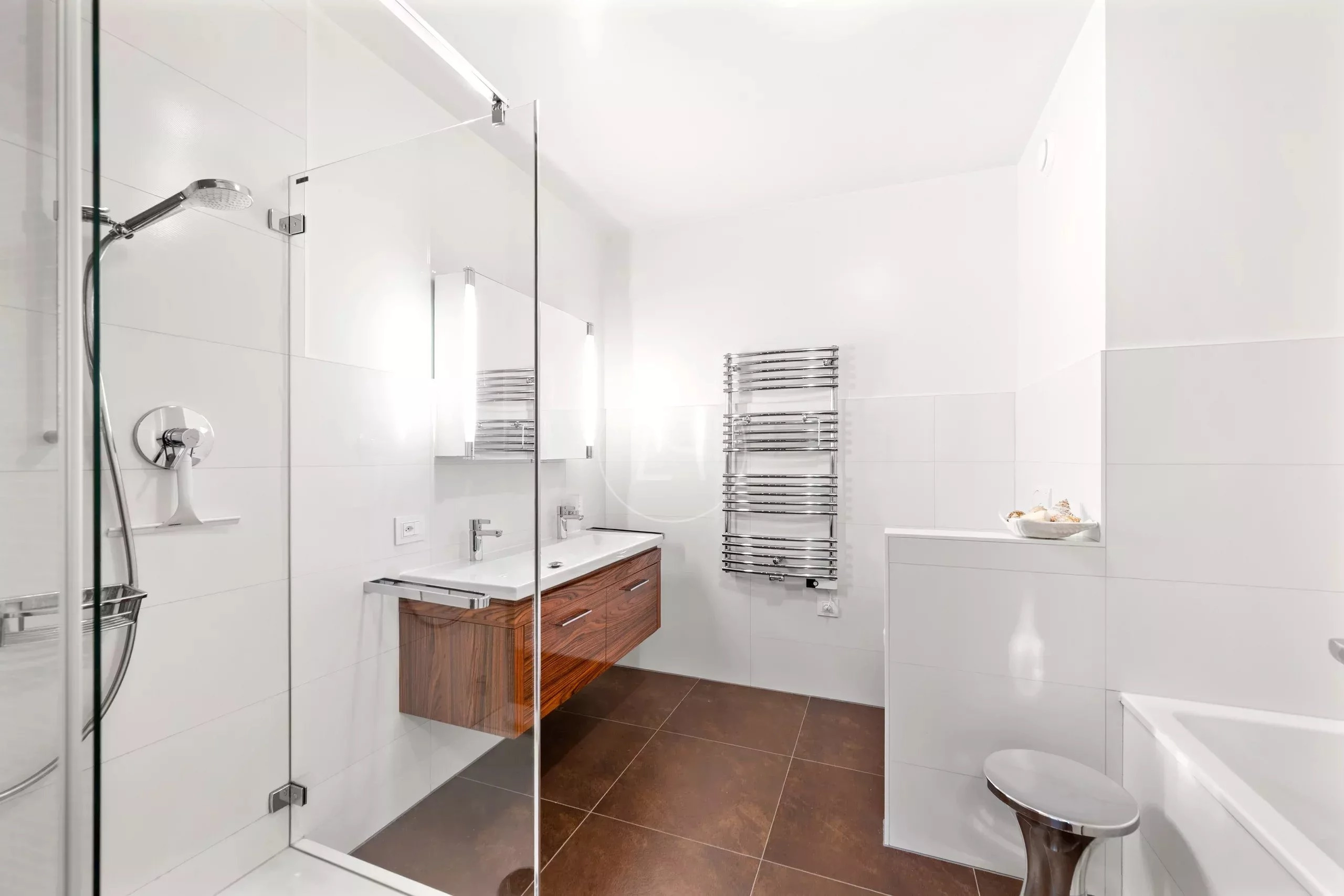 Modernes Badezimmer mit Dusche und Waschtisch