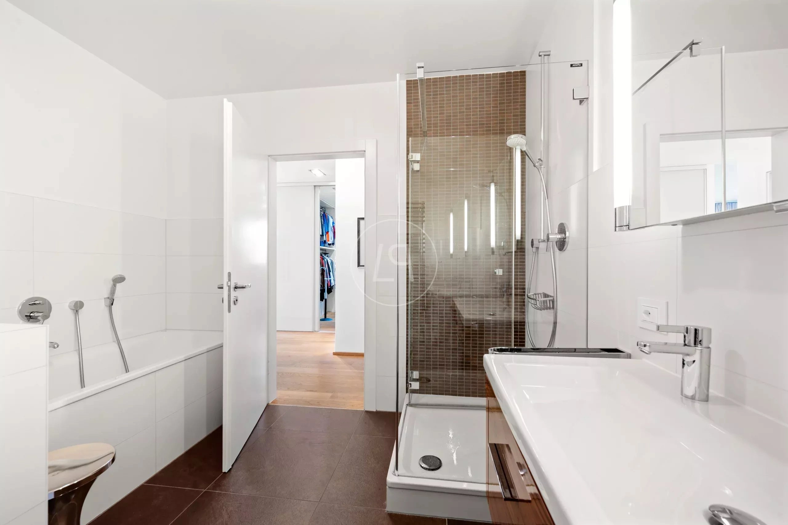 Modernes Badezimmer mit Badewanne, Dusche und Waschtisch