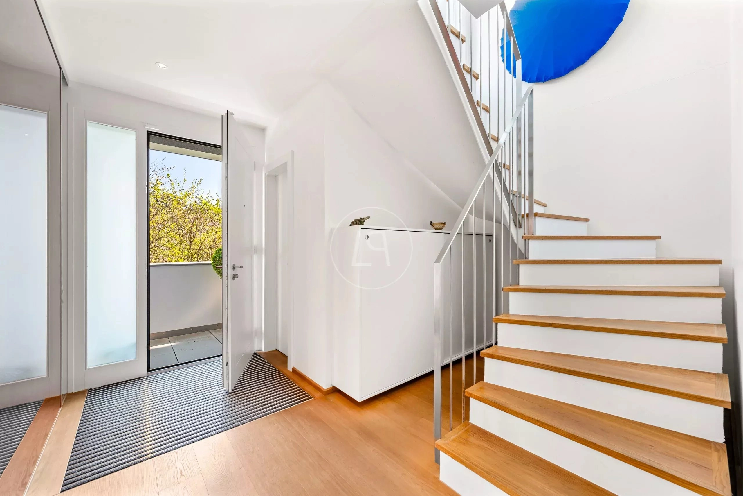 Heller Eingangsbereich mit Treppe
