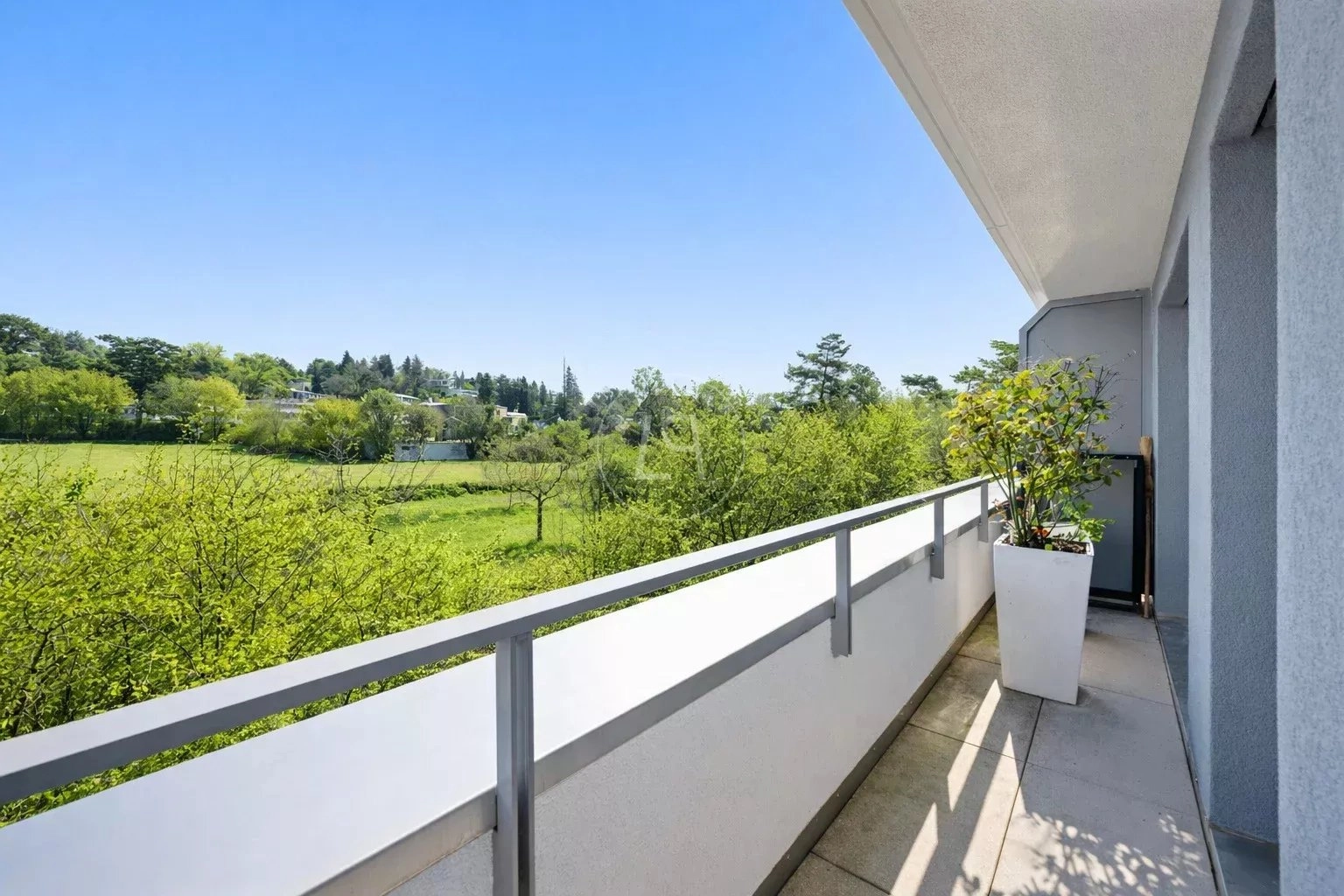Balkon mit Grünblick