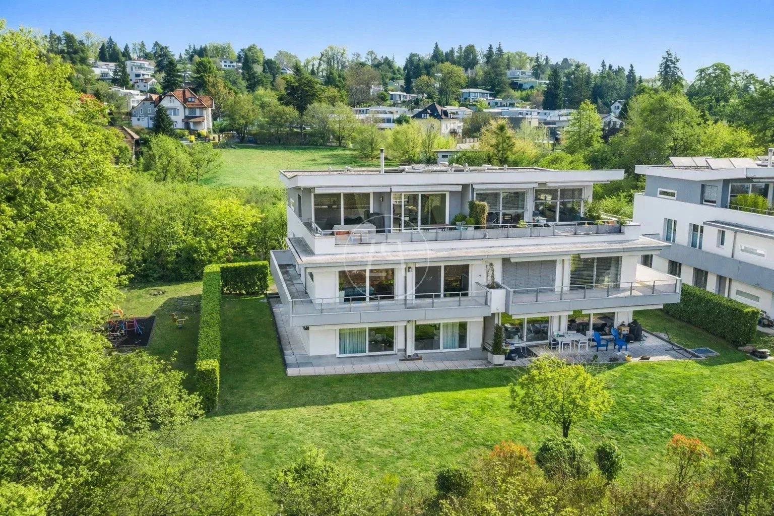 Moderne Villa mit Garten und großer Terrasse
