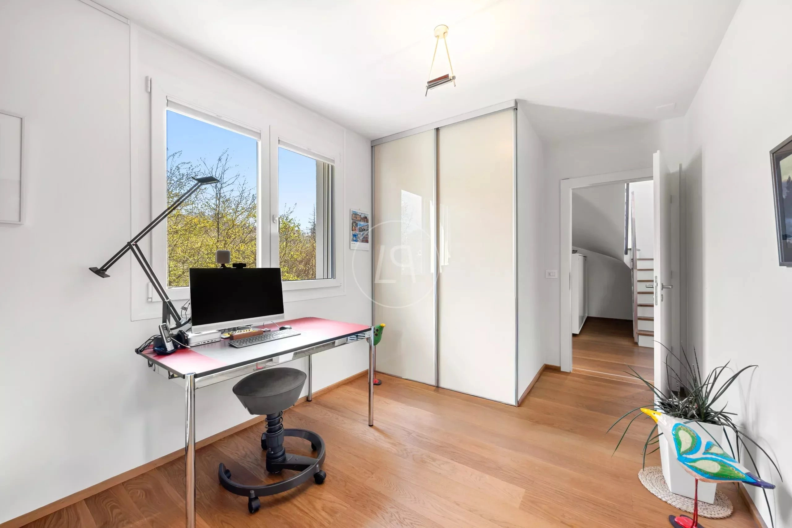 Helles Arbeitszimmer mit Dachschräge
