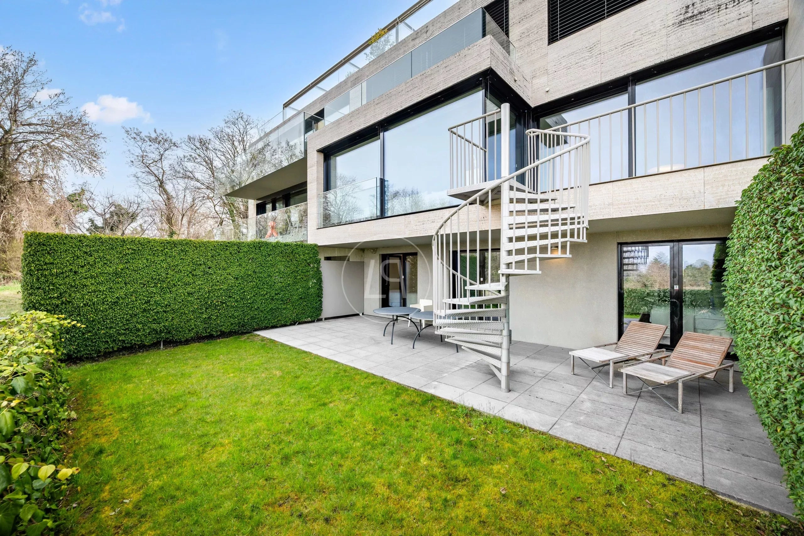 Moderne Erdgeschoss-Terrasse mit Garten
