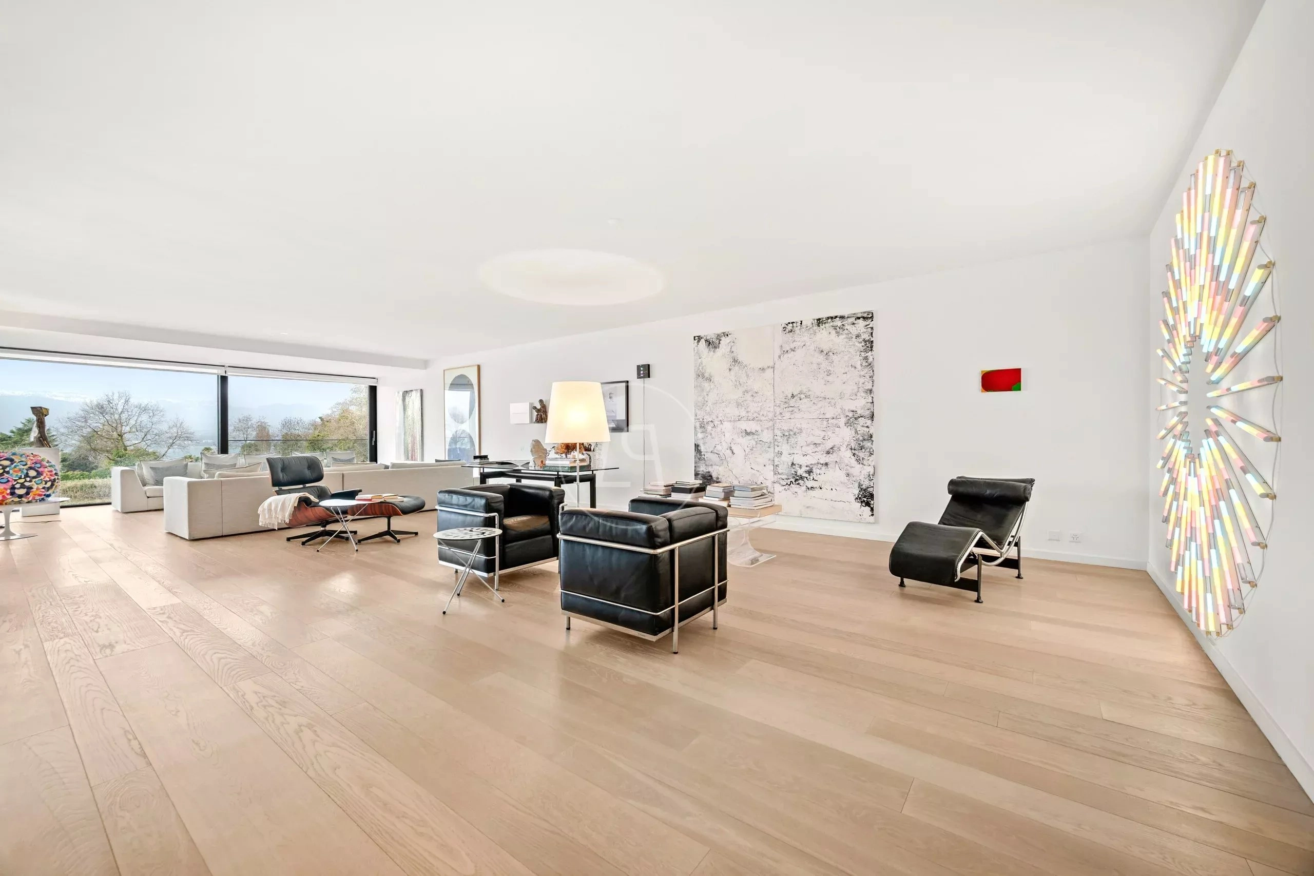 Helles, modernes Wohnzimmer mit Panoramafenster und Designer-Möblierung