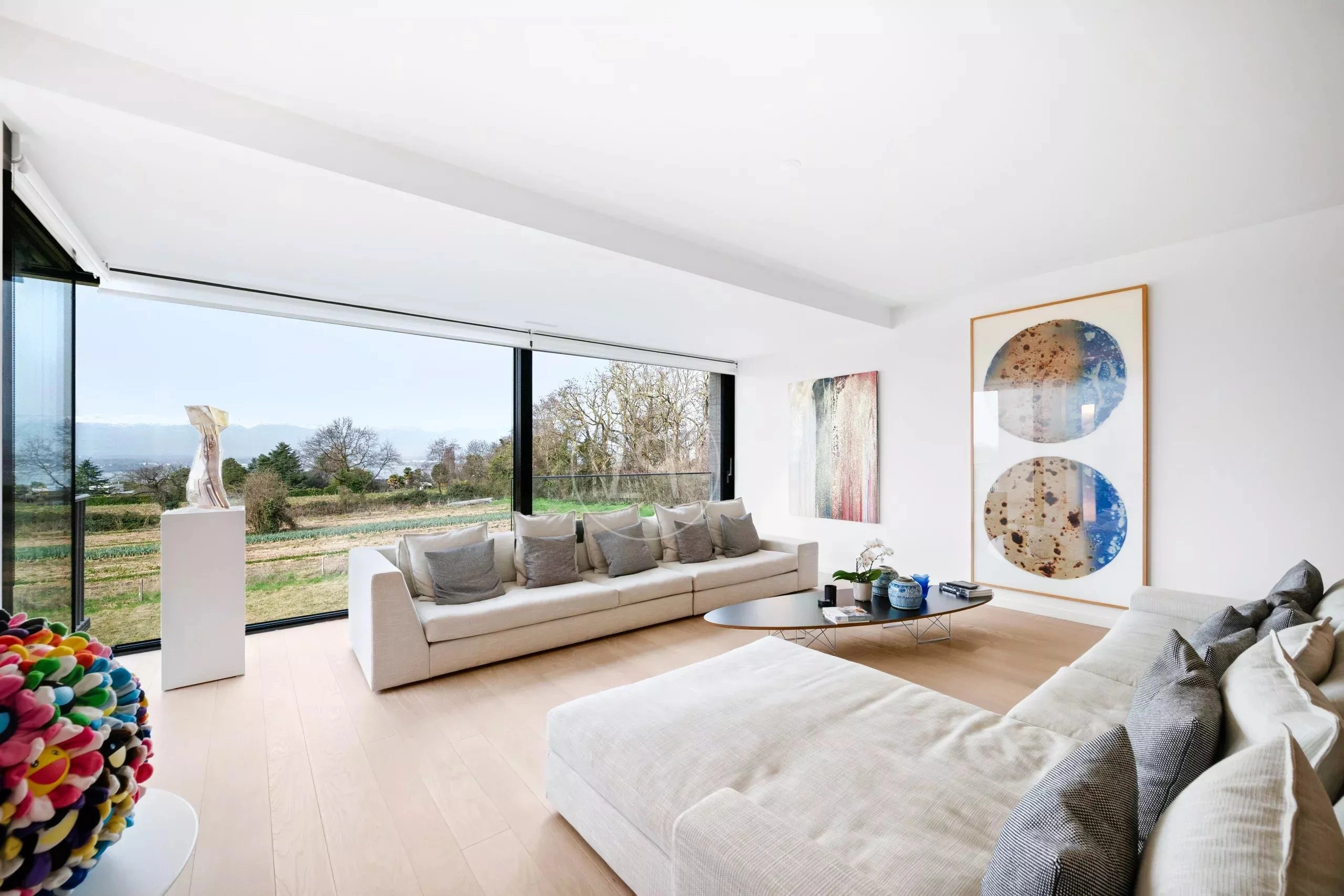 Heller Wohnraum mit Panoramafenstern