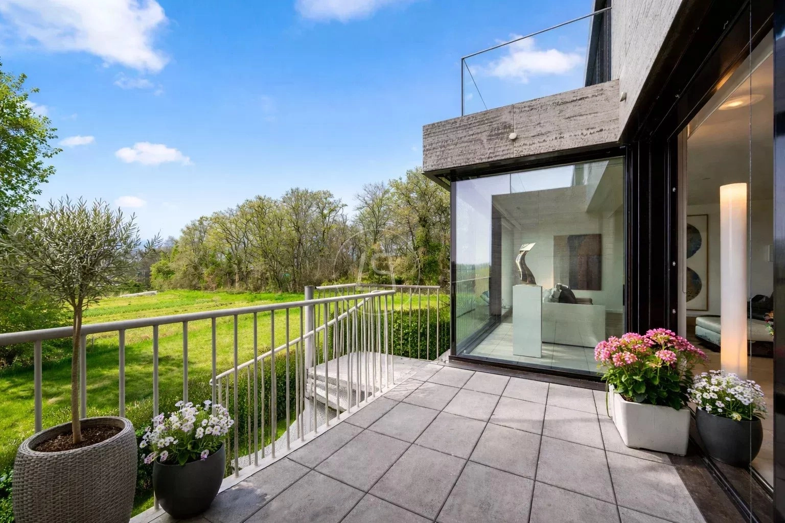 Moderne Terrasse mit Gartenblick