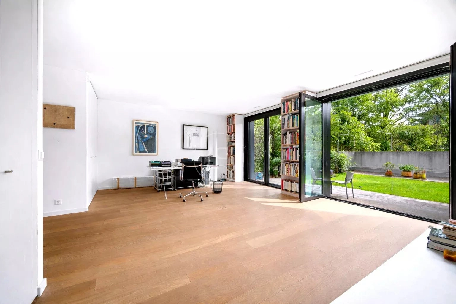 Helles modernes Arbeitszimmer mit Gartenblick
