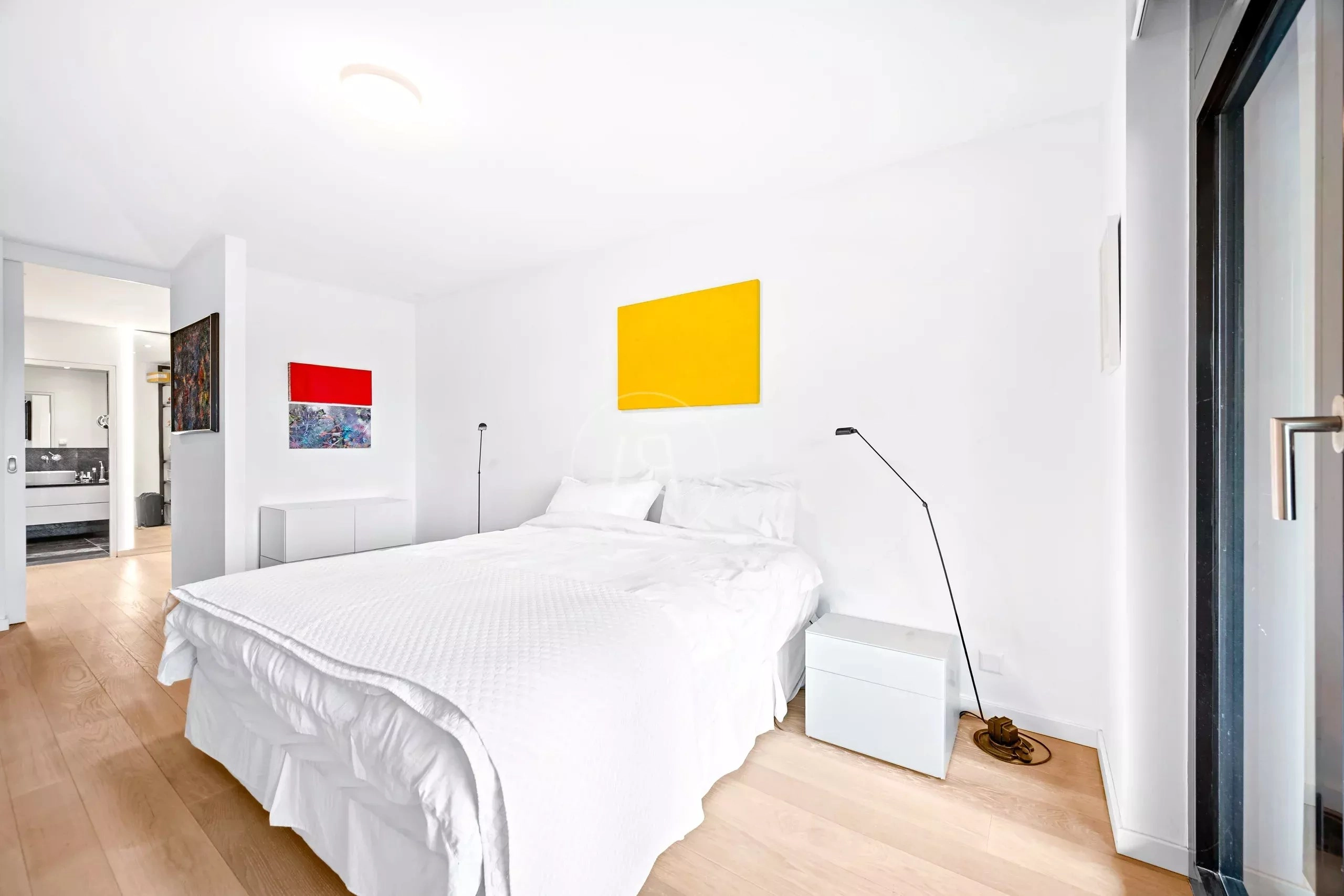 Helles, modernes Schlafzimmer mit weißem Interieur