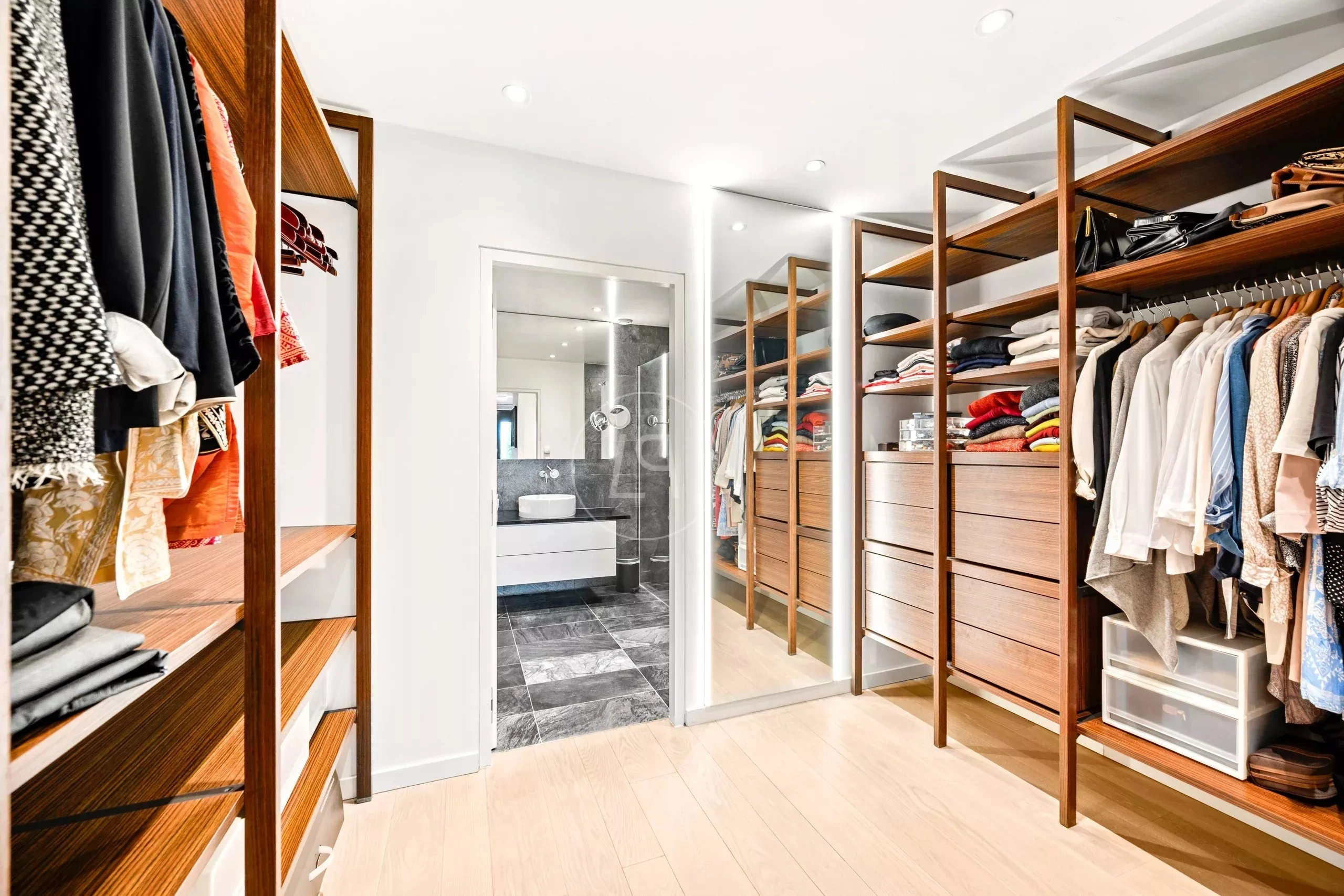 Begehbarer Kleiderschrank mit Badzugang