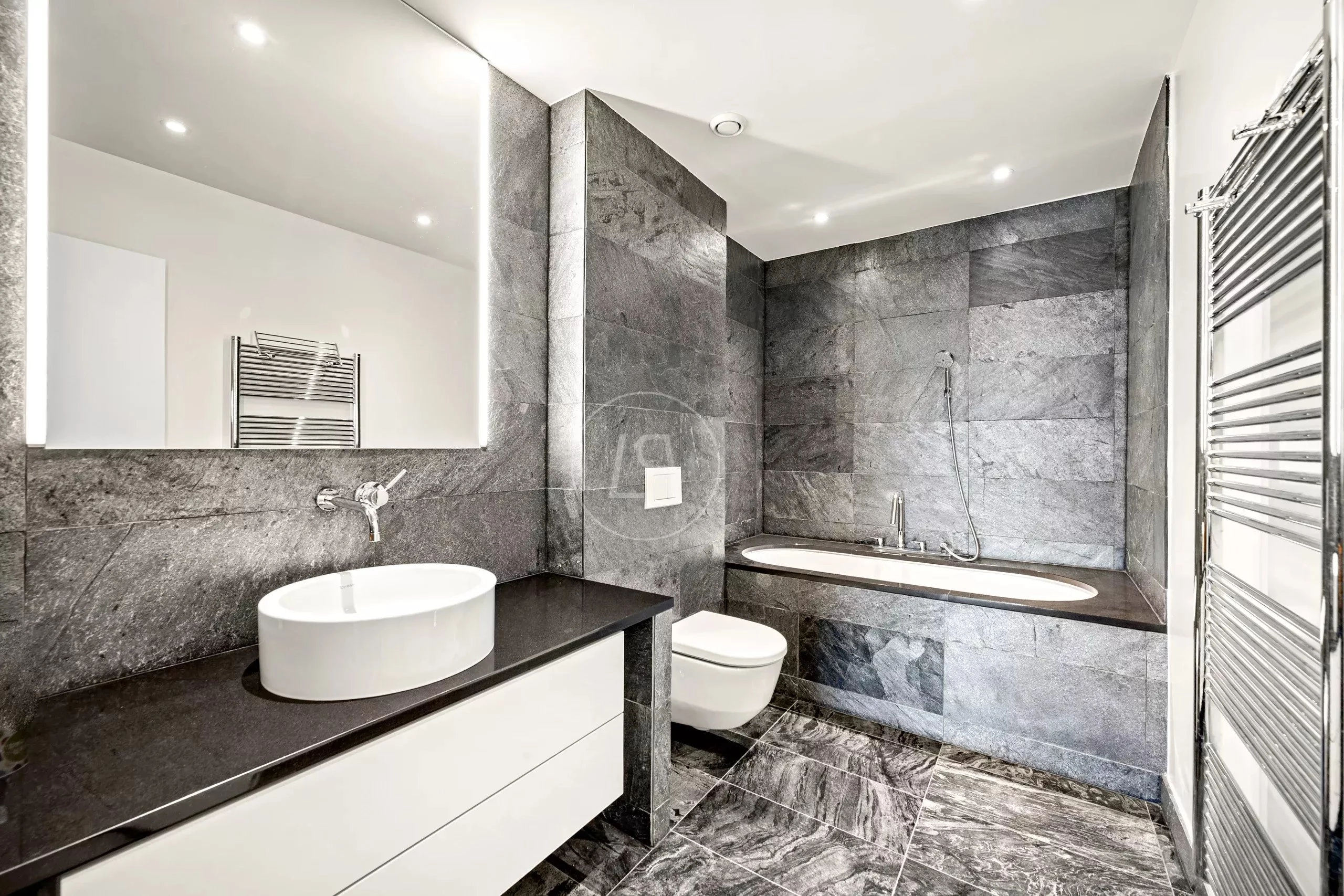 Modernes Badezimmer mit Naturstein und Badewanne