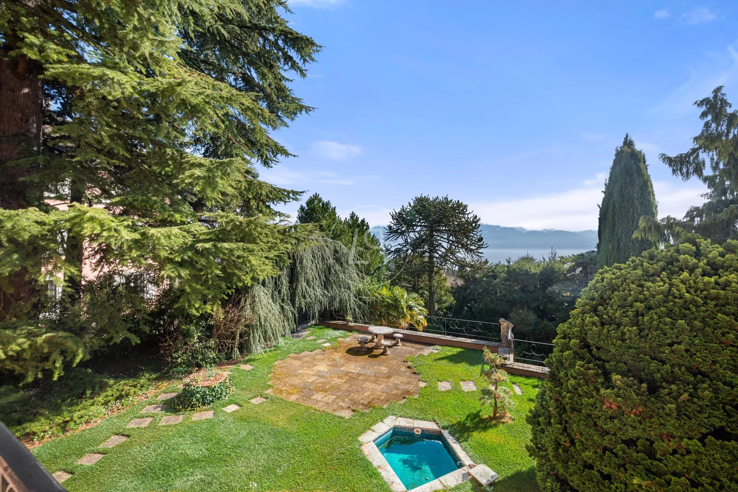 Garten mit Pool und Seeblick