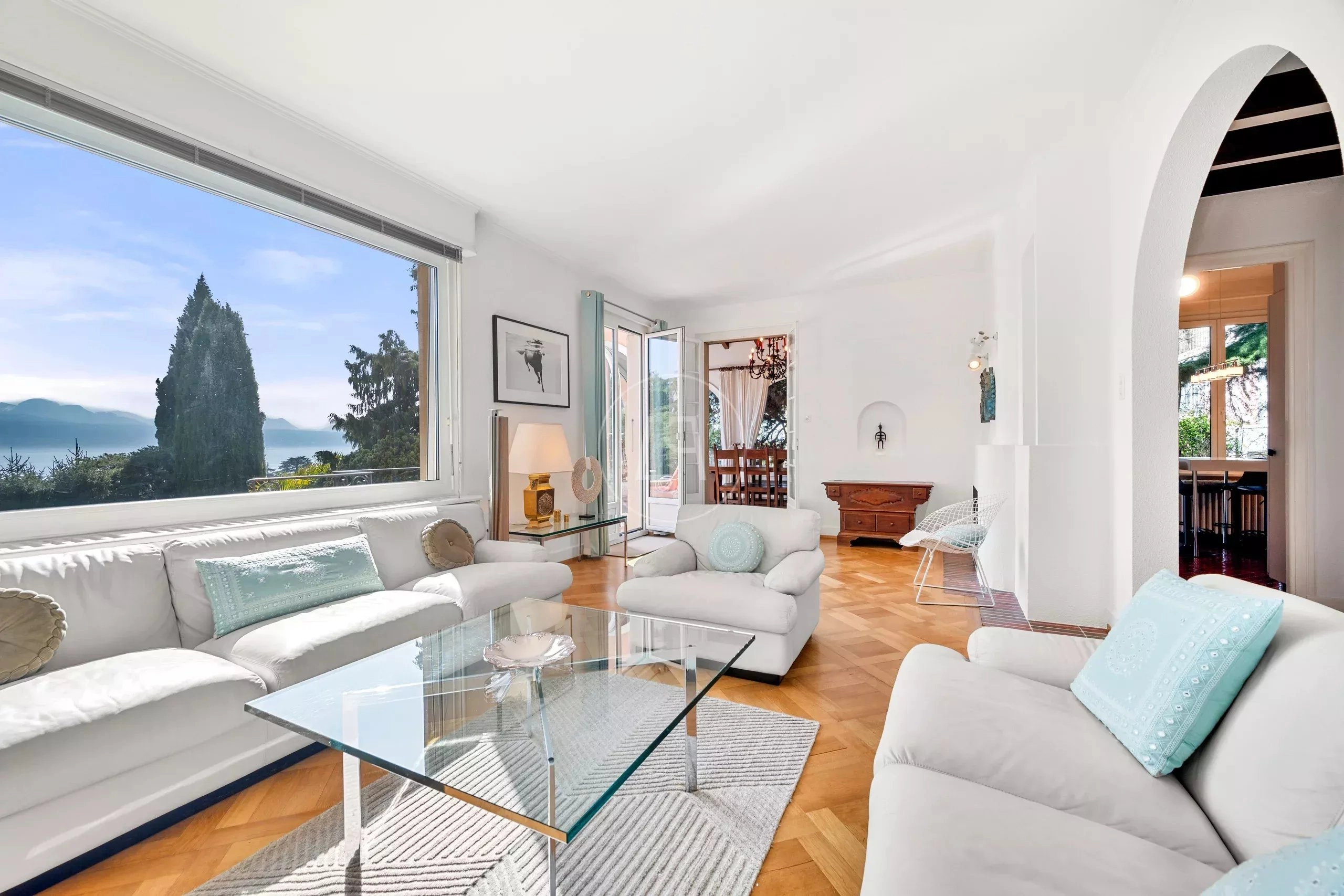 Helles Wohnzimmer mit Meerblick