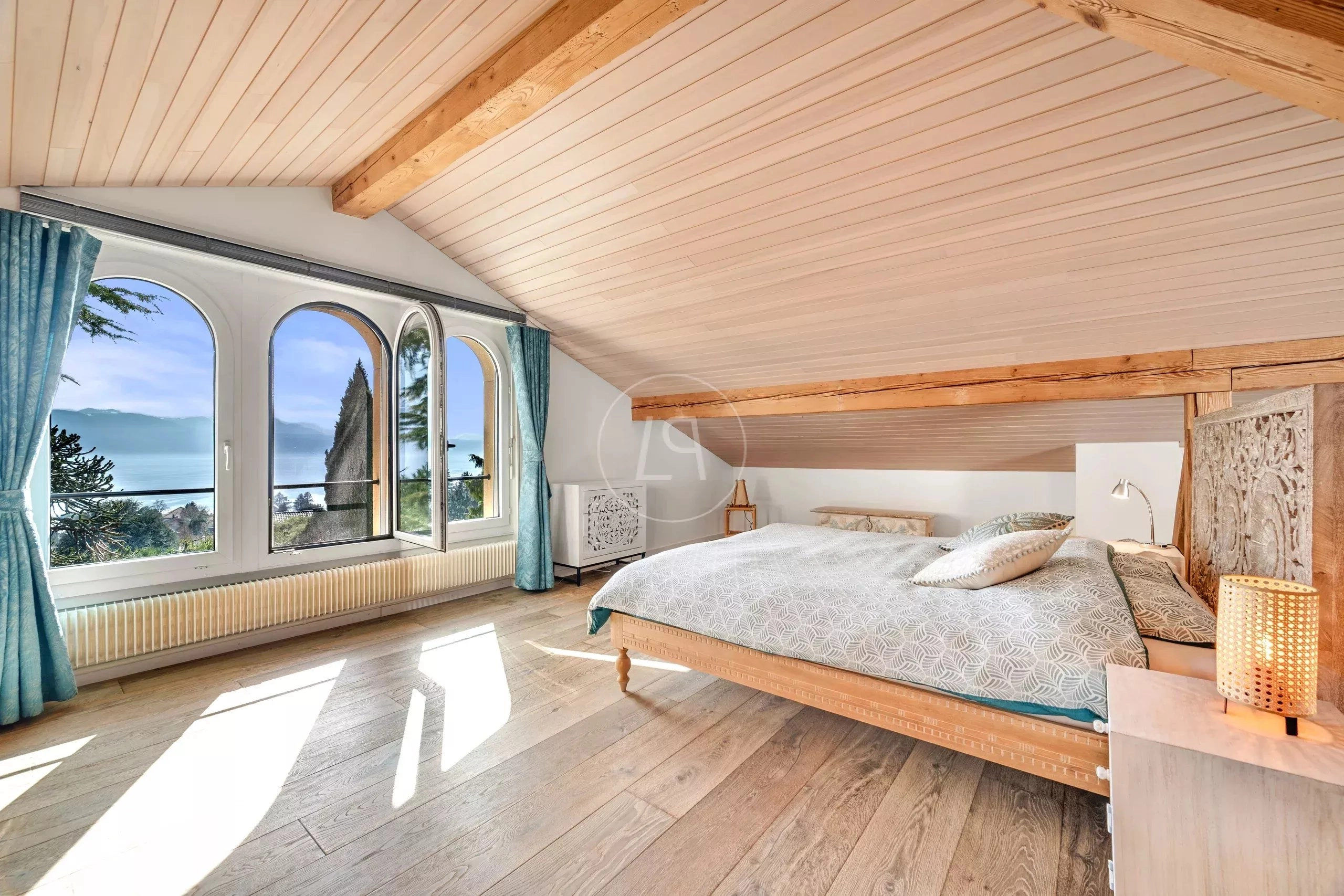 Dachgeschoss-Schlafzimmer mit Seeblick