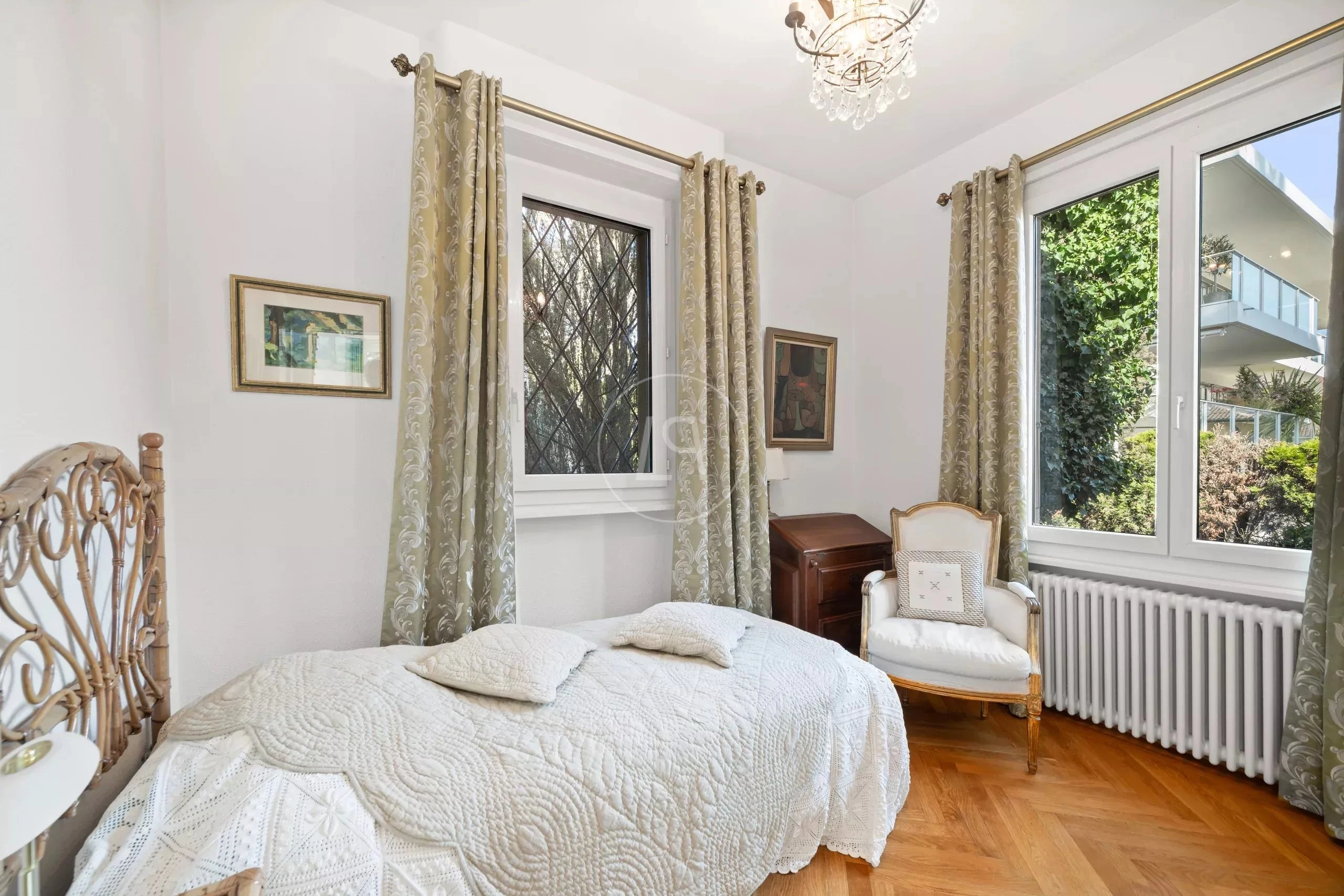 Helles Schlafzimmer mit antiken Möbeln