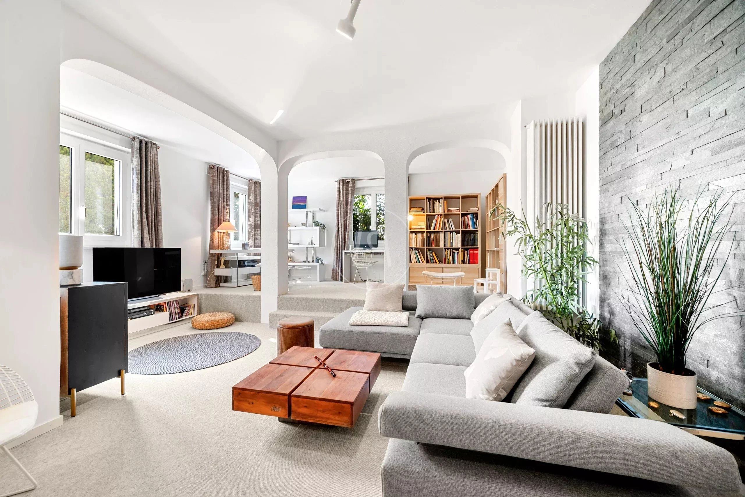 Helles, modernes Wohnzimmer mit Galeriecharakter
