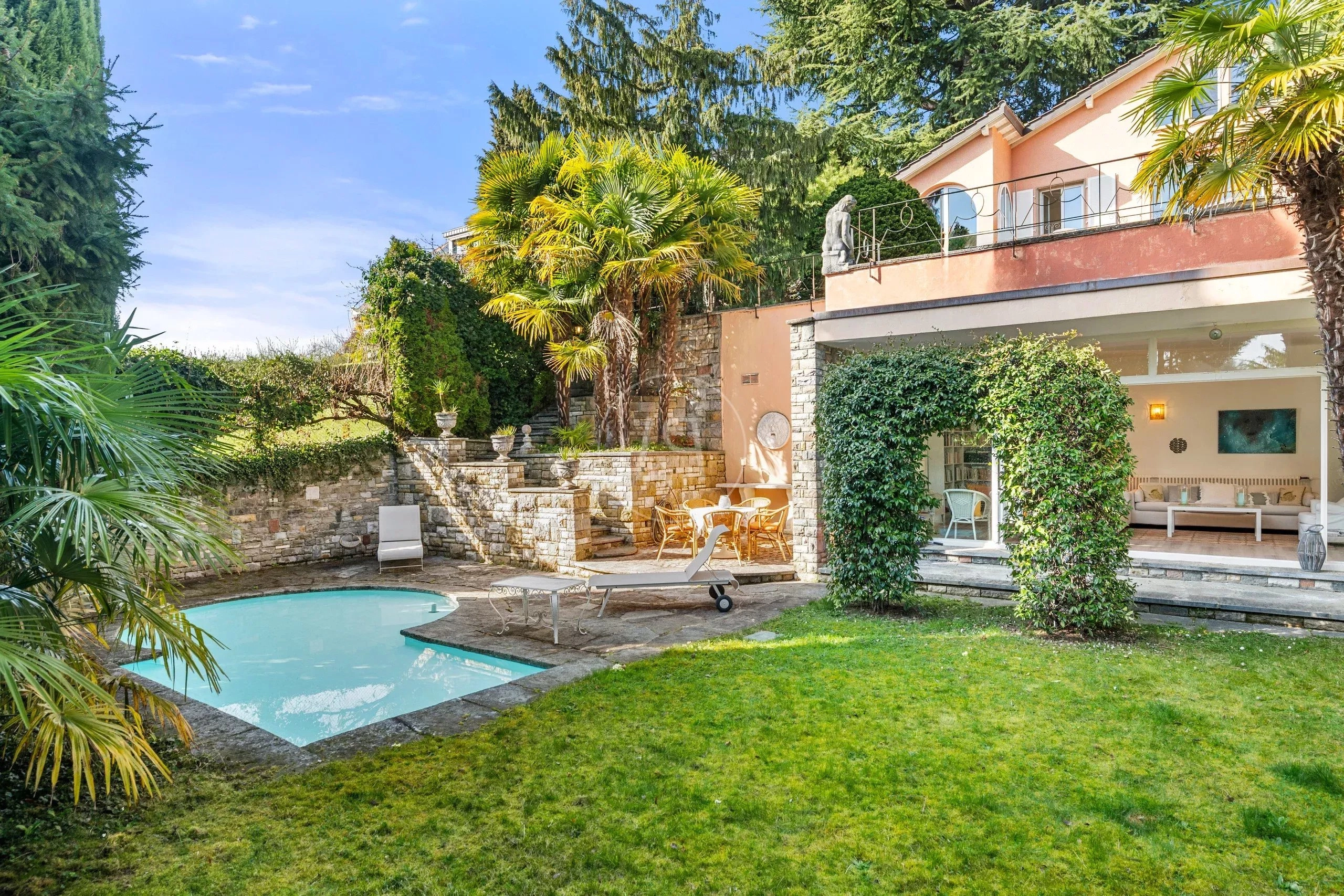 Mediterraner Außenbereich mit Pool und Terrasse