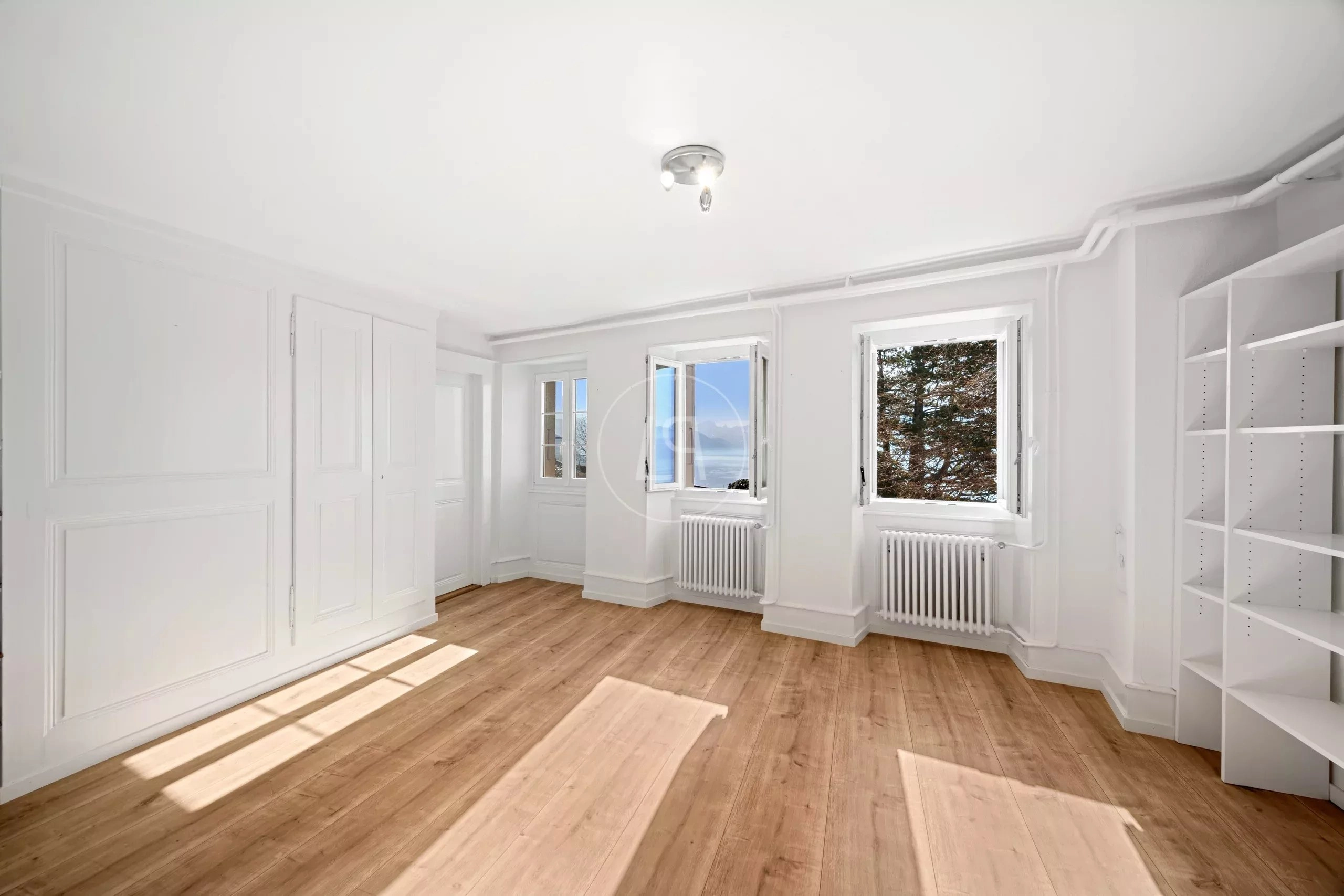 Helles Schlafzimmer mit Holzboden und Ausblick
