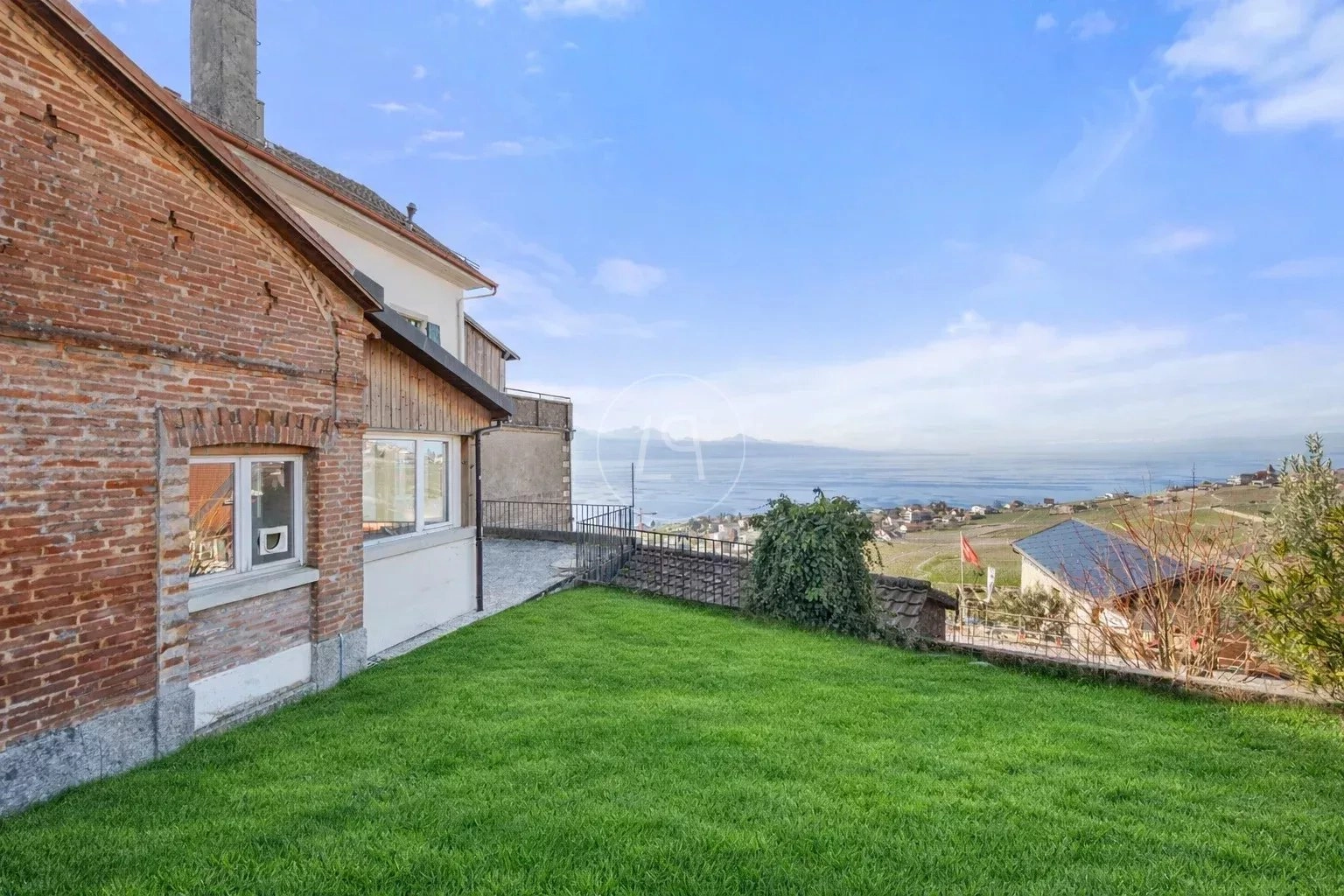 Außenansicht eines Hauses mit Meerblick und Garten