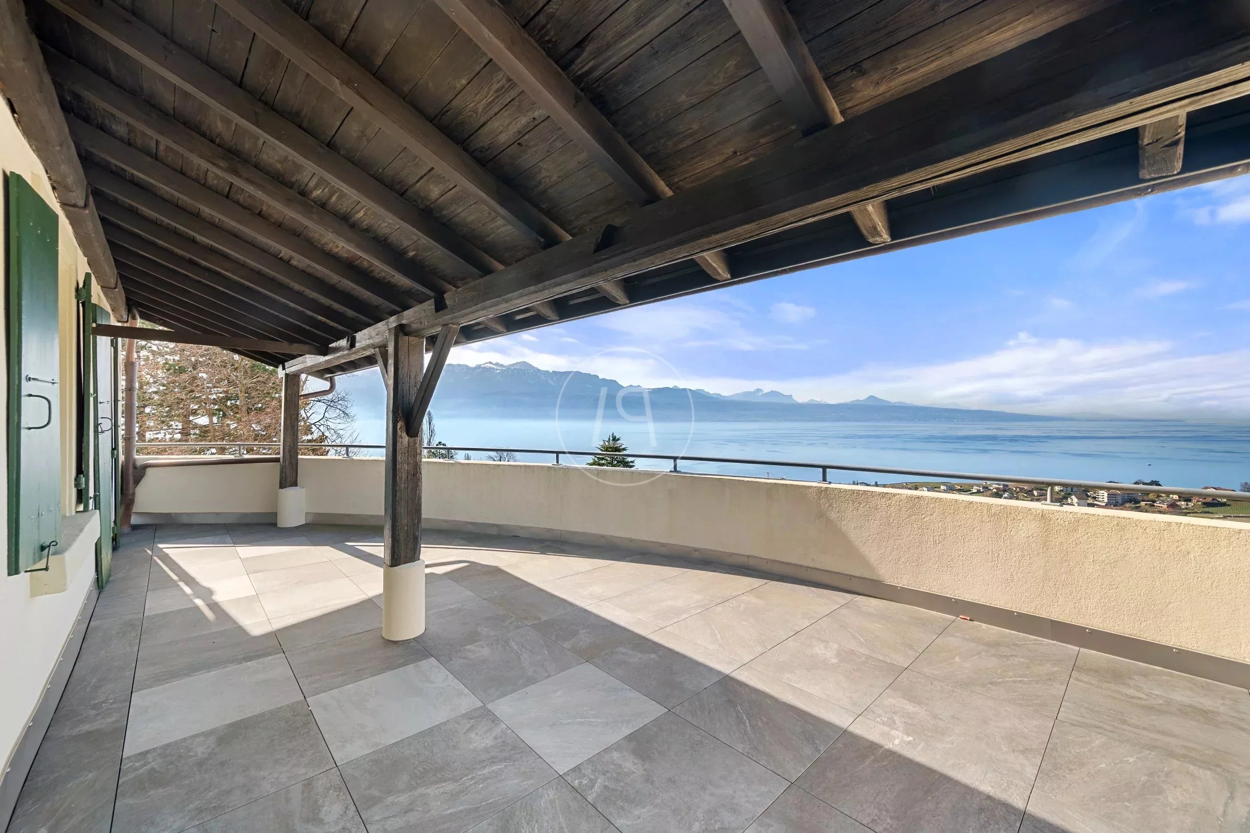 Überdachte Terrasse mit Seeblick