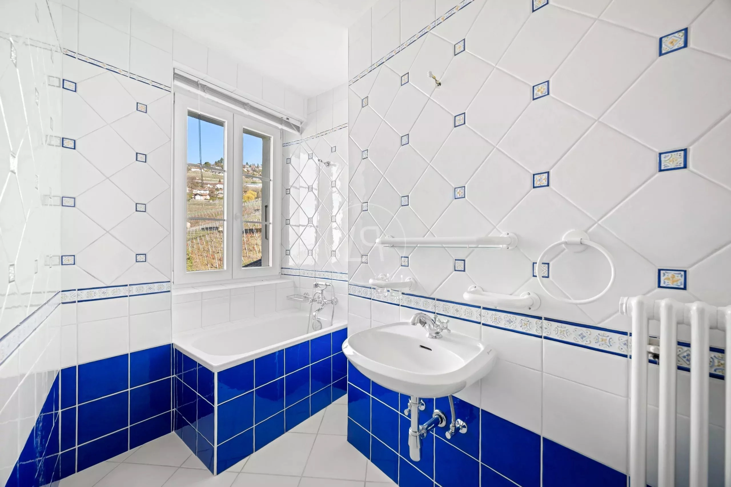Helles Badezimmer mit blau-weißen Fliesen