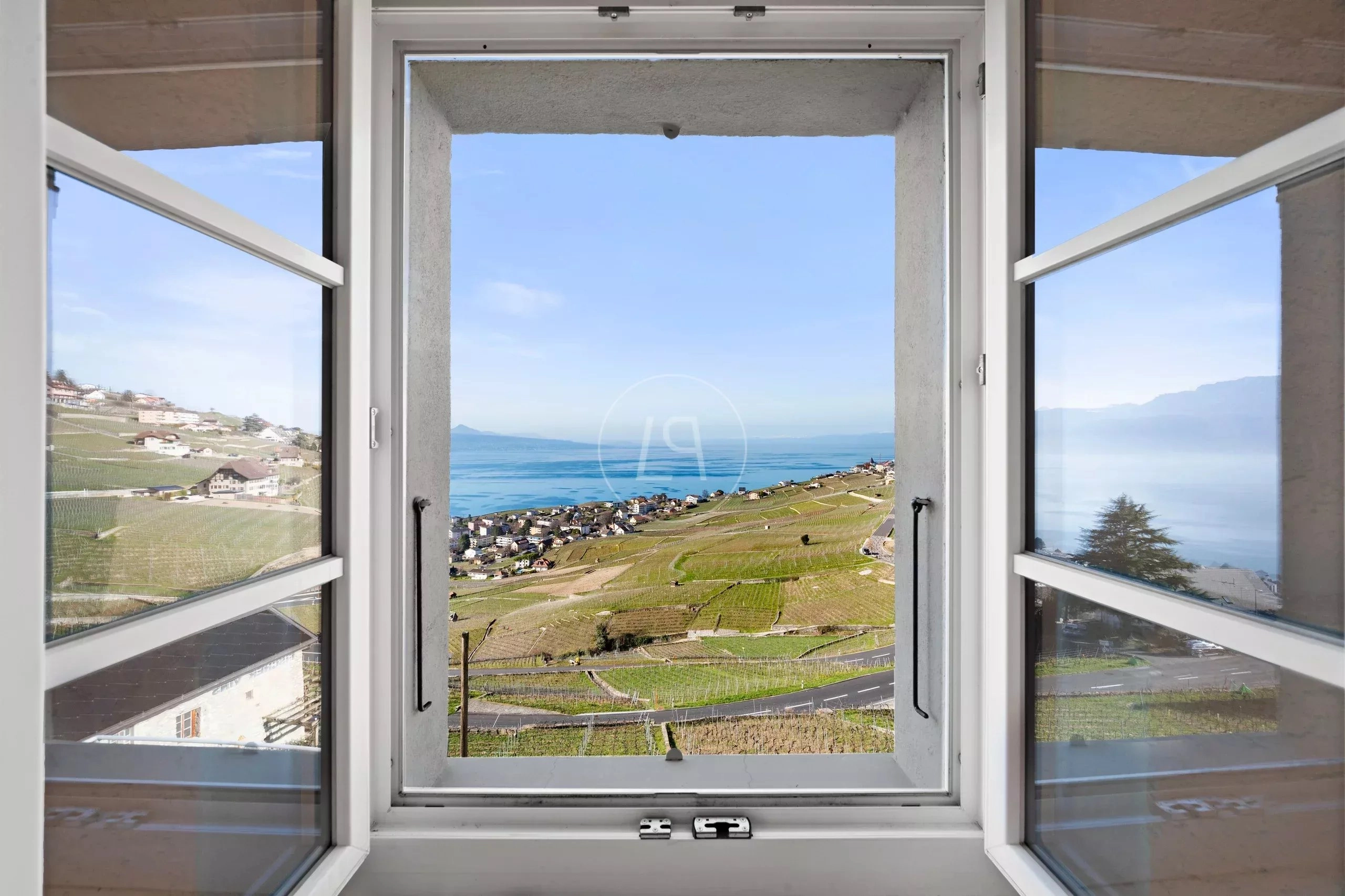 Blick durch ein geöffnetes Fenster mit Seesicht