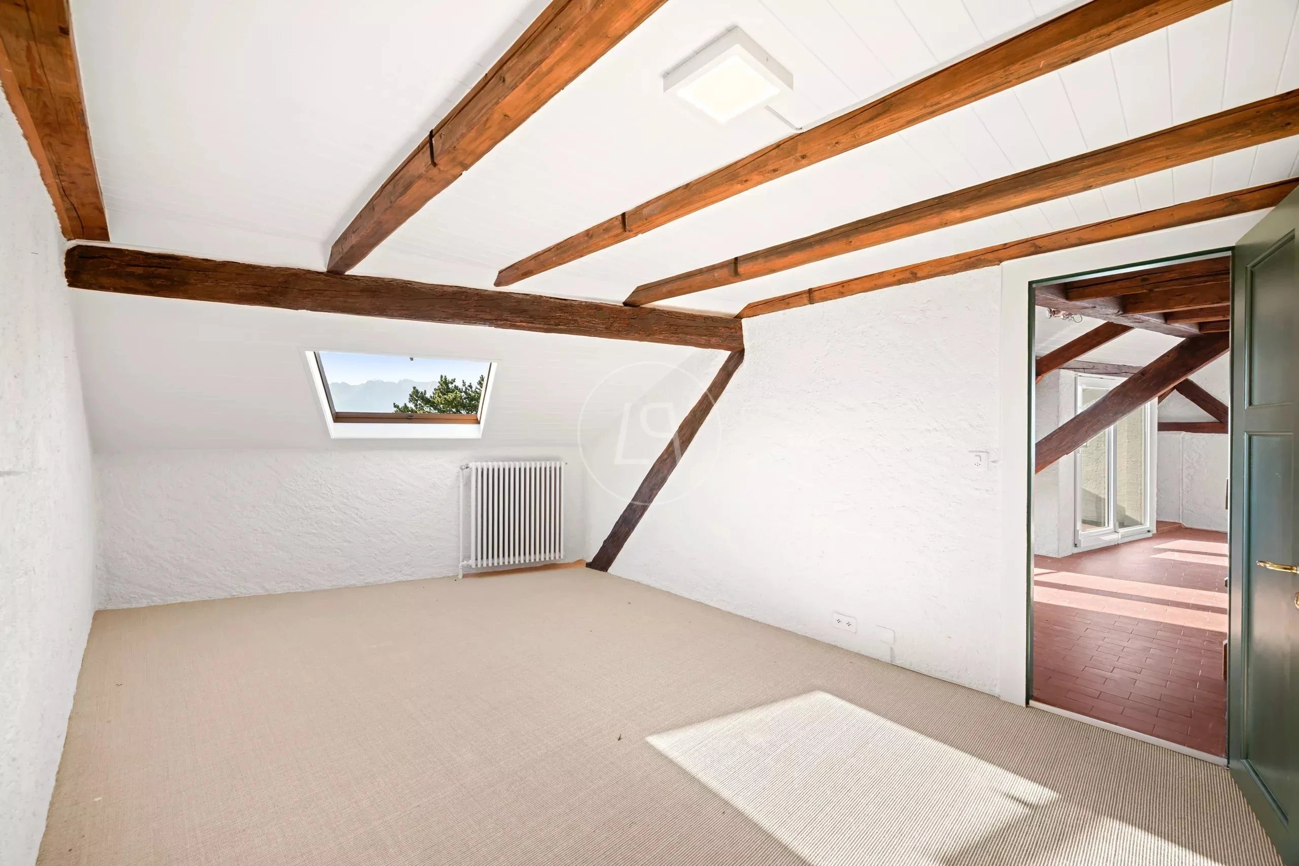 Dachgeschosszimmer mit Sichtbalken