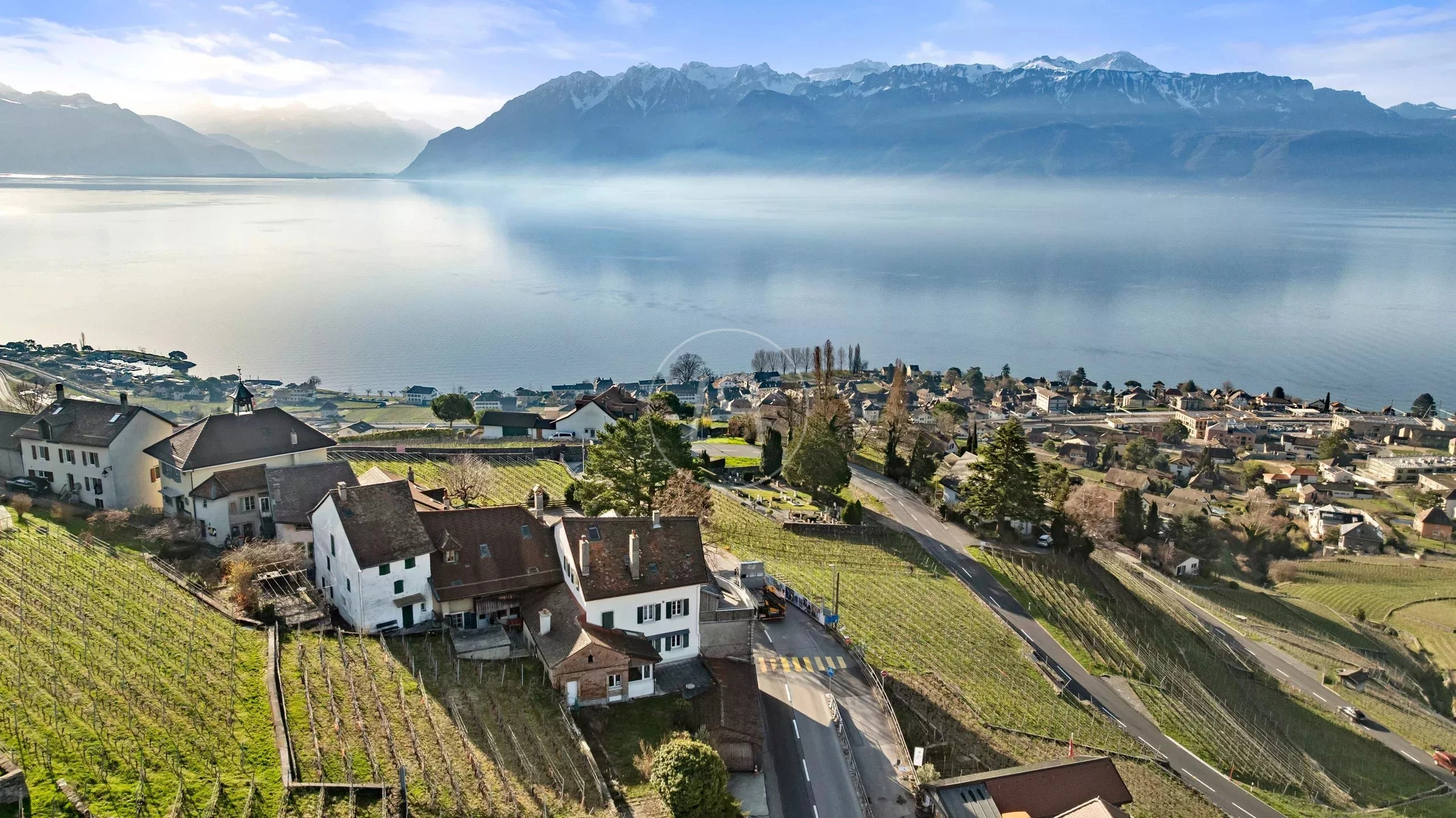 Panoramablick über See und Berge