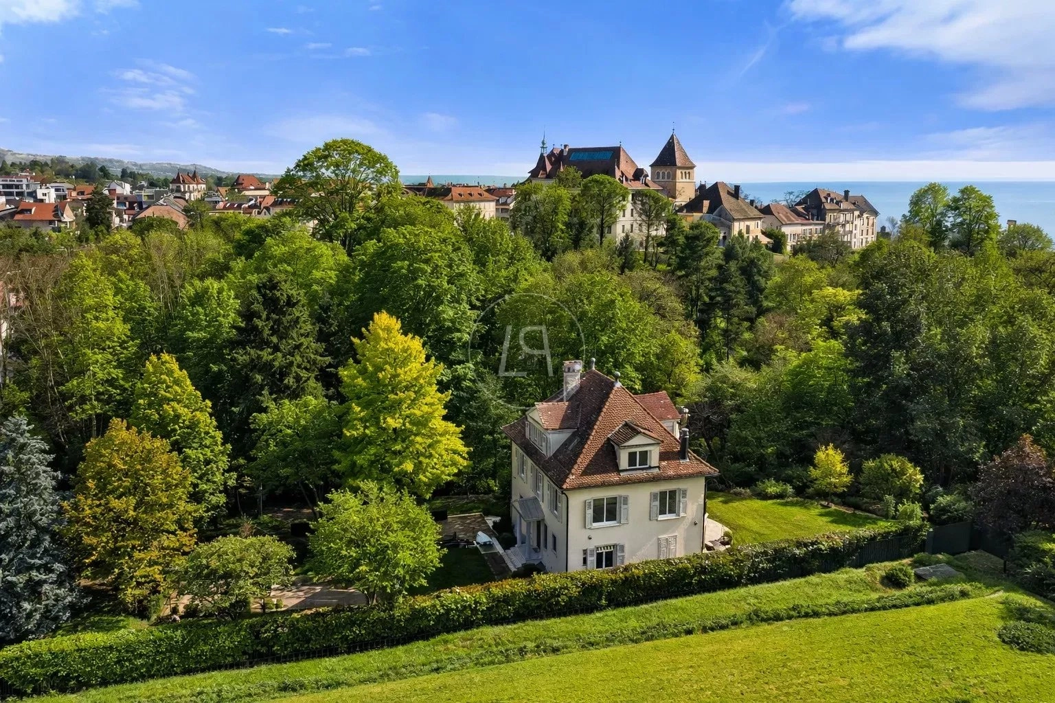 Hügellandschaft mit Villa und Meerblick