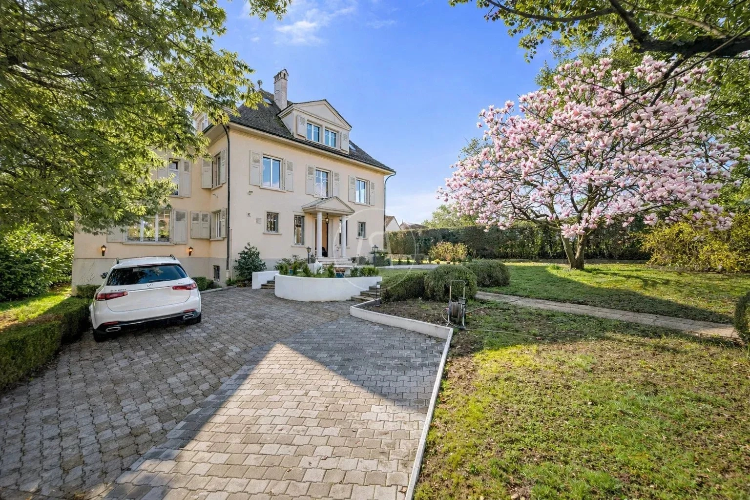 Einfamilienhaus mit Garten und Zufahrt