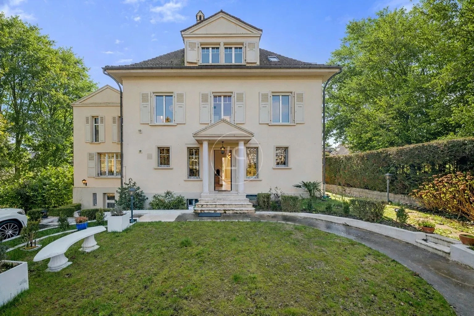 Historische Villa mit gepflegtem Vorgarten
