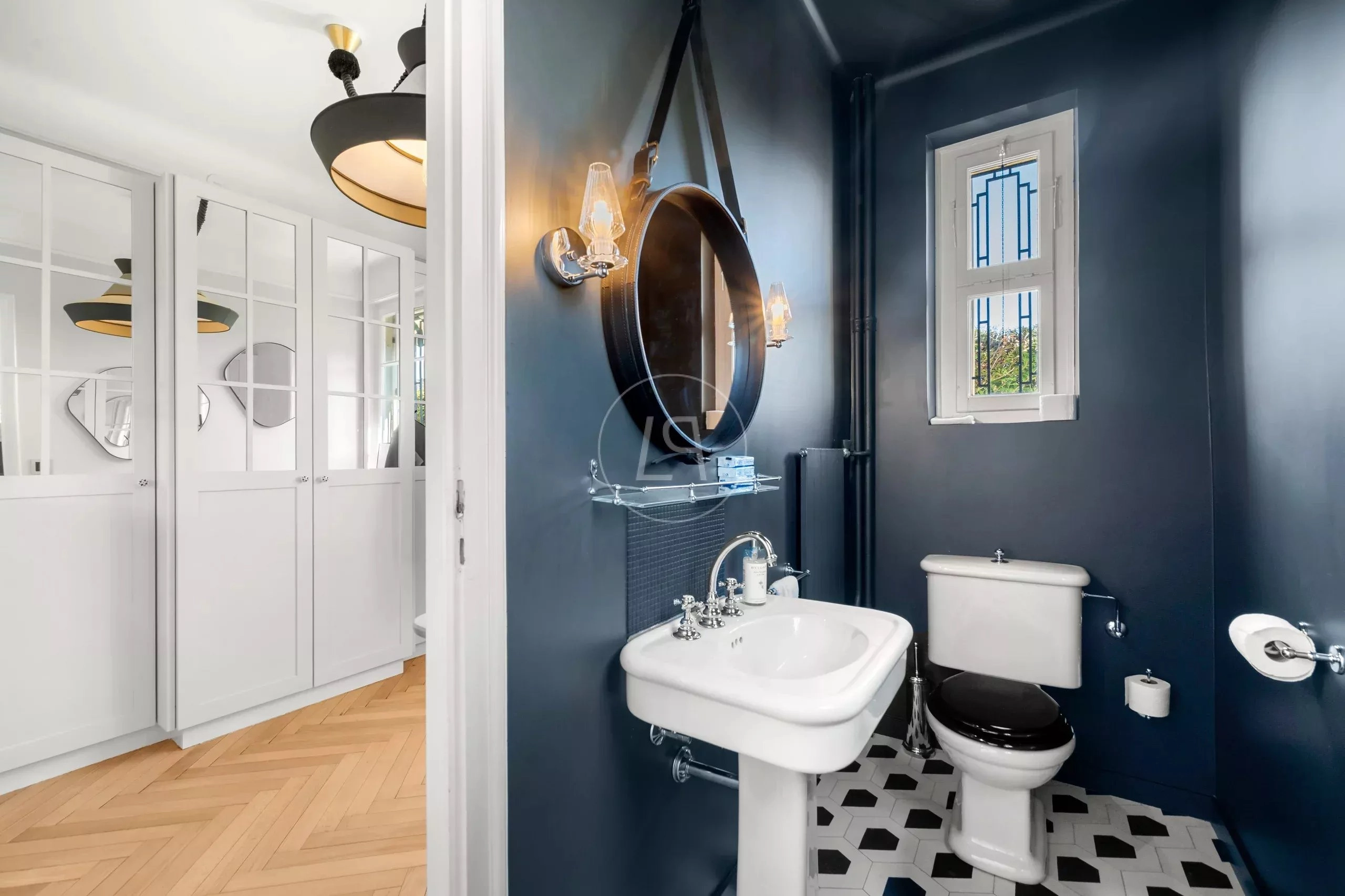 Gäste-WC mit dunklen Wänden und klassischem Waschbecken