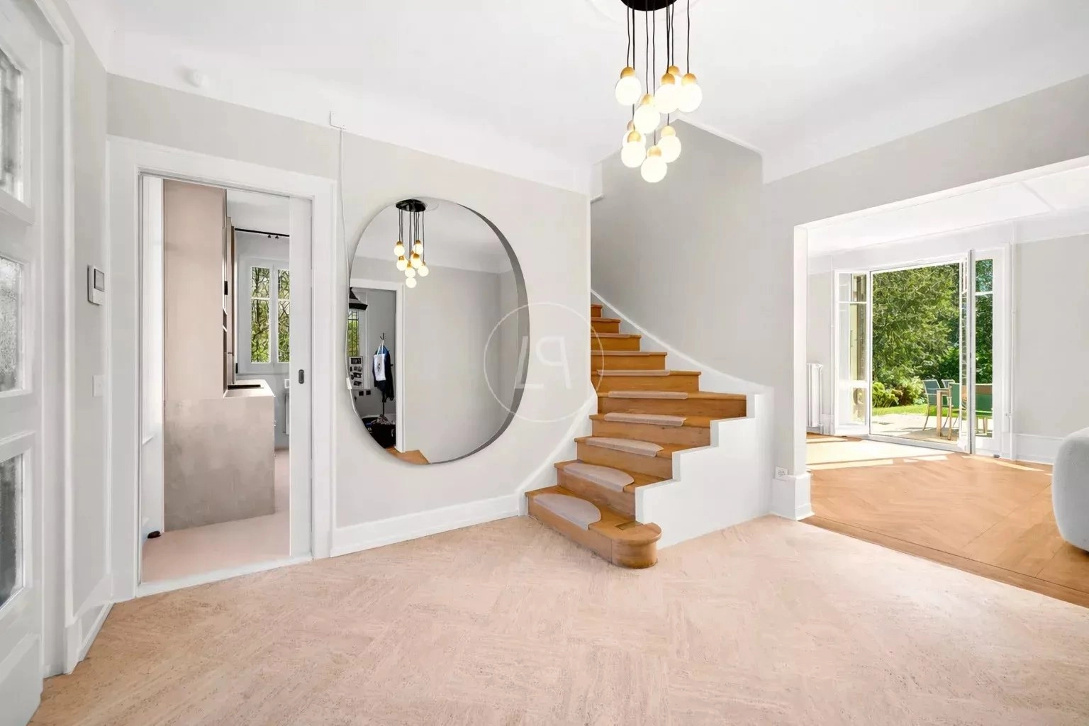 Heller Eingangsbereich mit Treppe und Blick in den Garten
