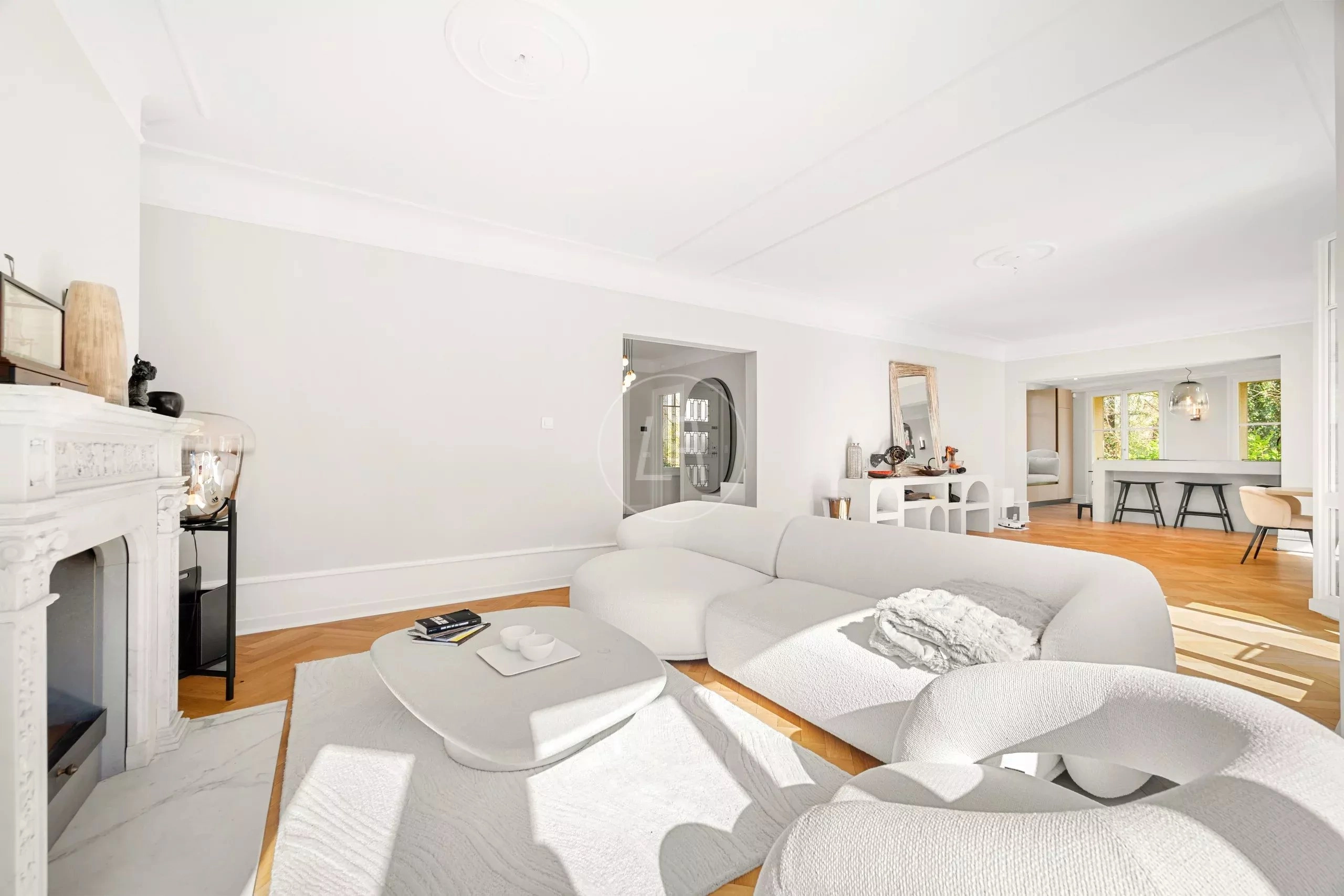 Heller Wohnraum mit Essbereich