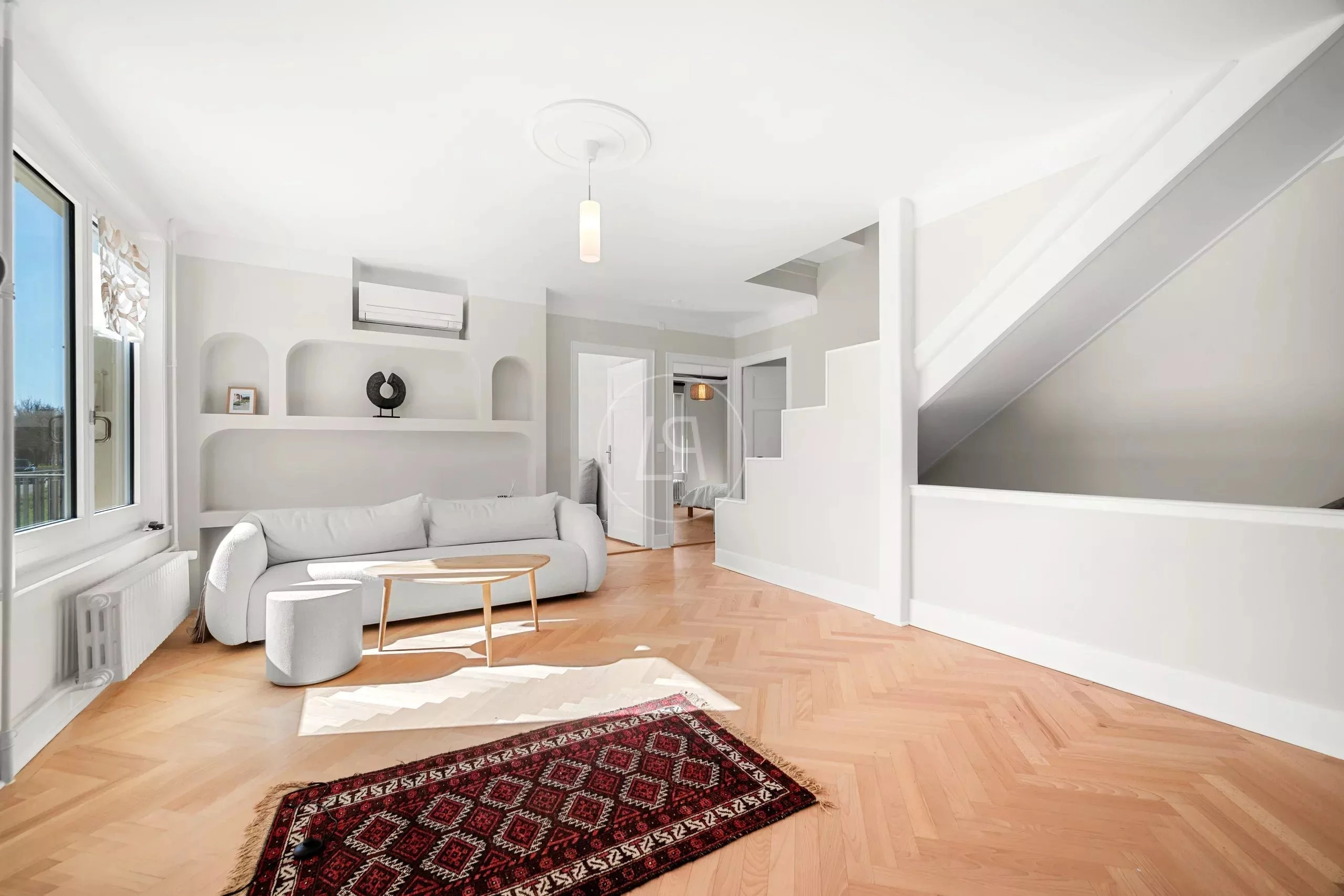 Heller Wohnraum mit Treppe und dekorativen Wandnischen