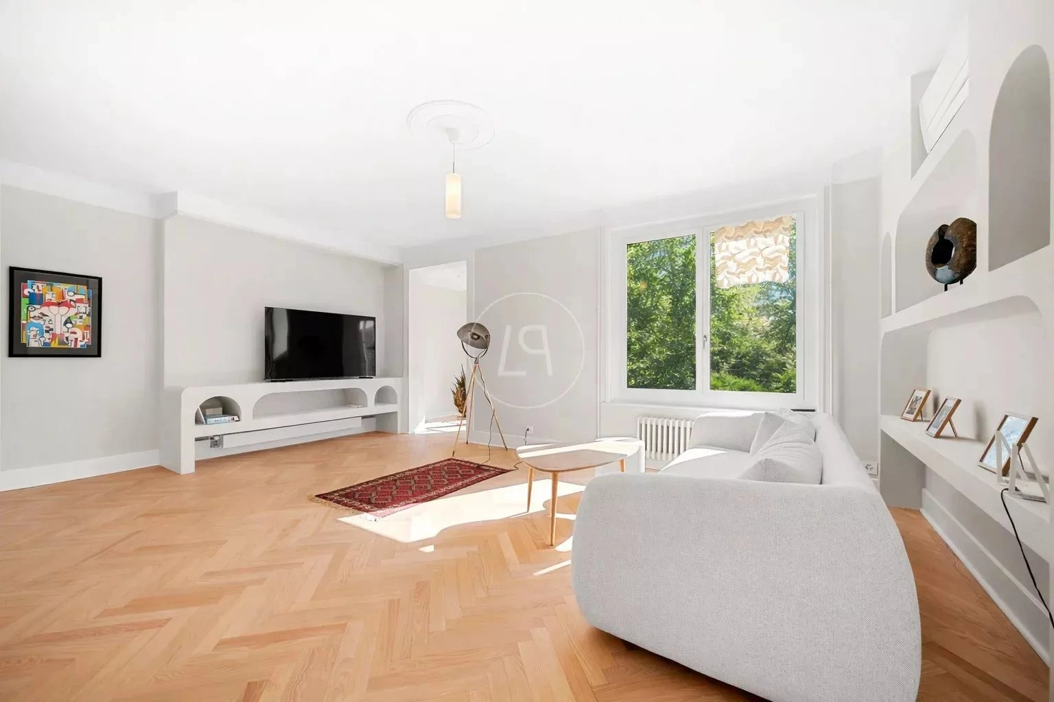 Helles, minimalistisches Wohnzimmer mit Parkett und großer Fensterfront