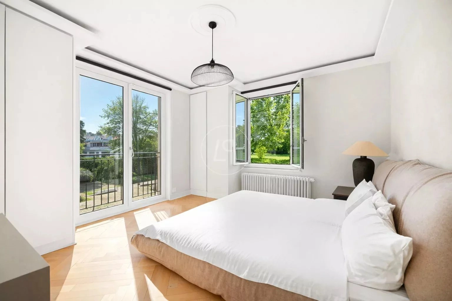 Helles Schlafzimmer mit Balkon- und Fensterblick