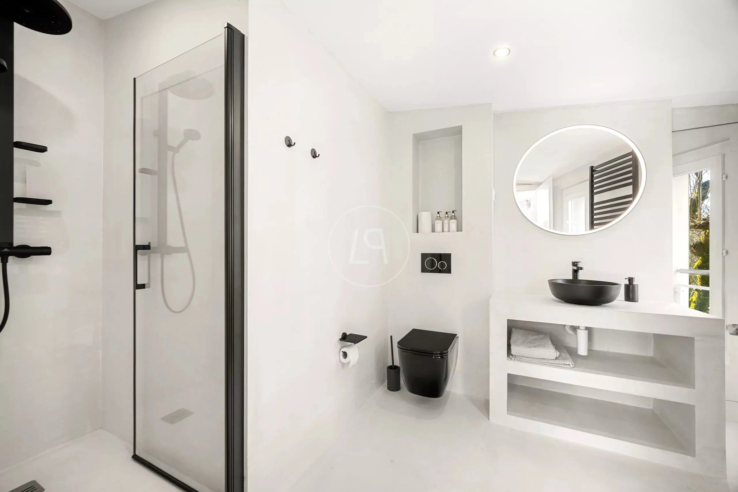 Modernes Badezimmer mit Dusche und Waschtisch
